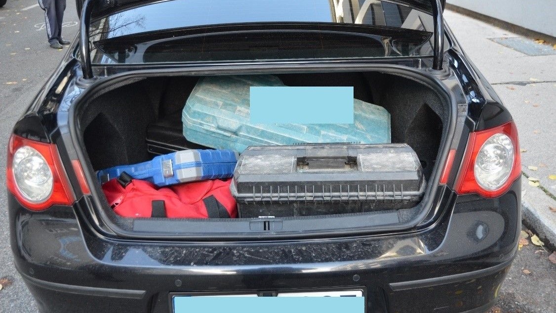 Im Fahrzeug eines Unfallbeteiligten konnten die Beamten diverses Diebesgut sicherstellen.