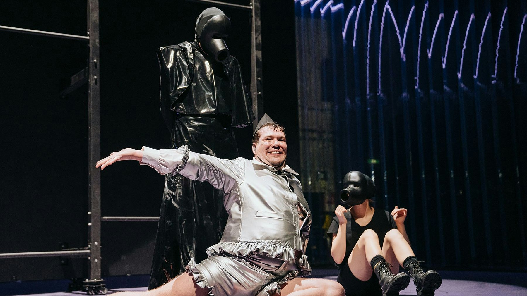 Peter Handkes "Kaspar" mit Marcel Heuperman in der Titelrolle im Wiener Akademietheater