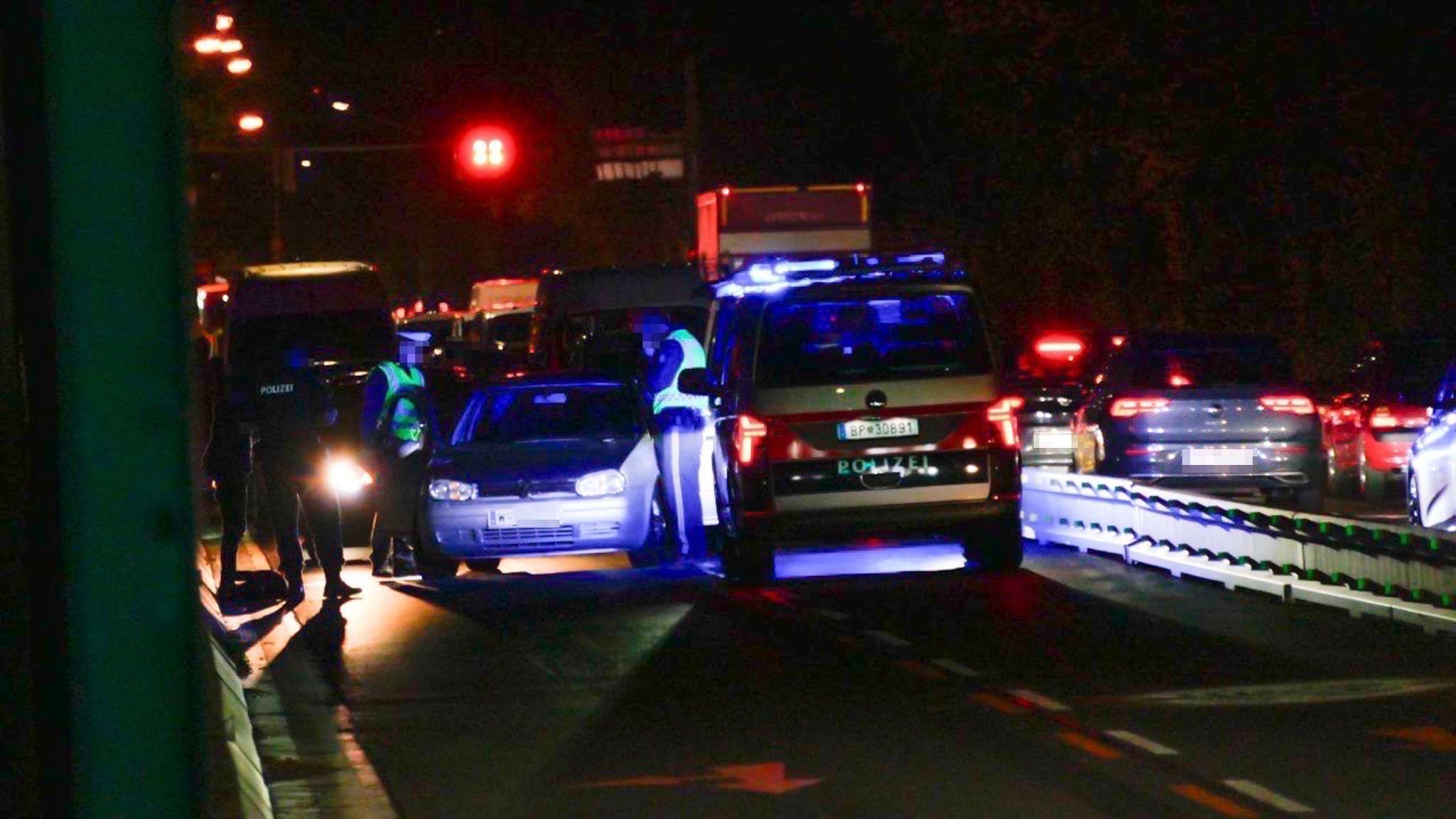Zwei Polizisten wurden verletzt, ein Milizsoldat und zahlreiche Verkehrsteilnehmer gefährdet.
