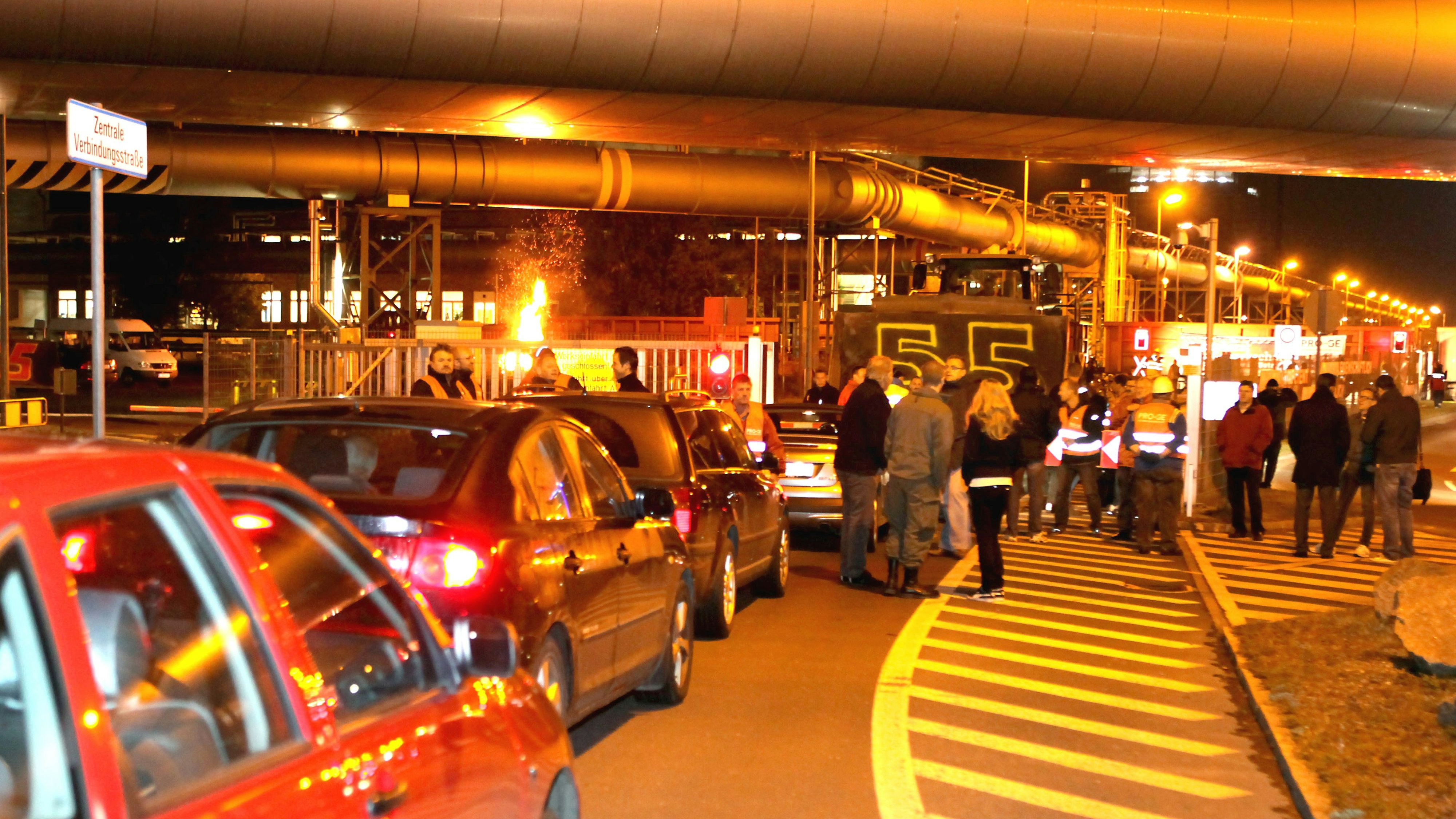 Die bisher größten Arbeitsniederlegungen der Metaller gab es im Jahr 2011. Im Bild: Mitarbeiter der voestalpine Linz blockieren vor Arbeitsbeginn die Werkseinfahrt.