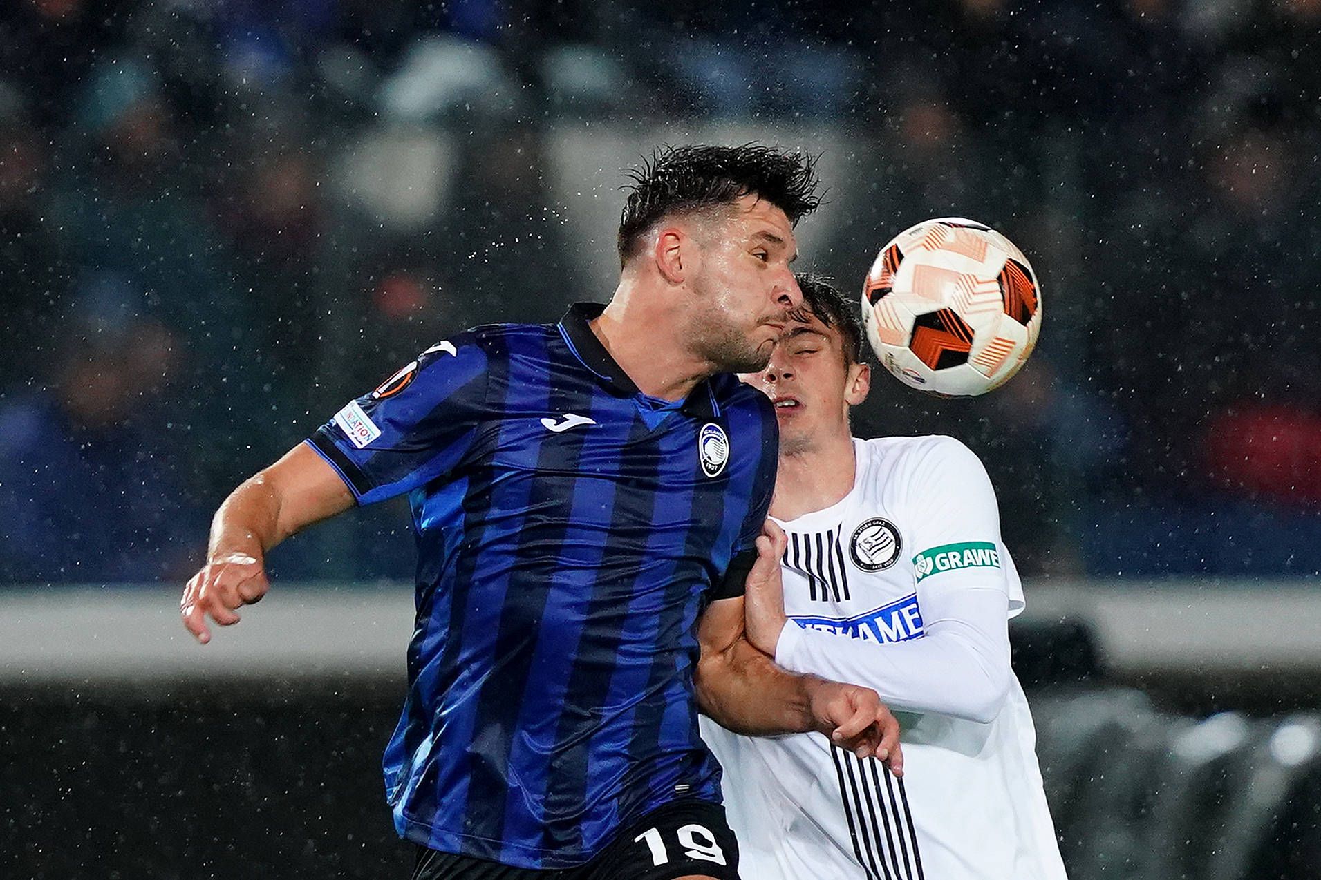 Regenschlacht in Bergamo zwischen Atalanta und Sturm.