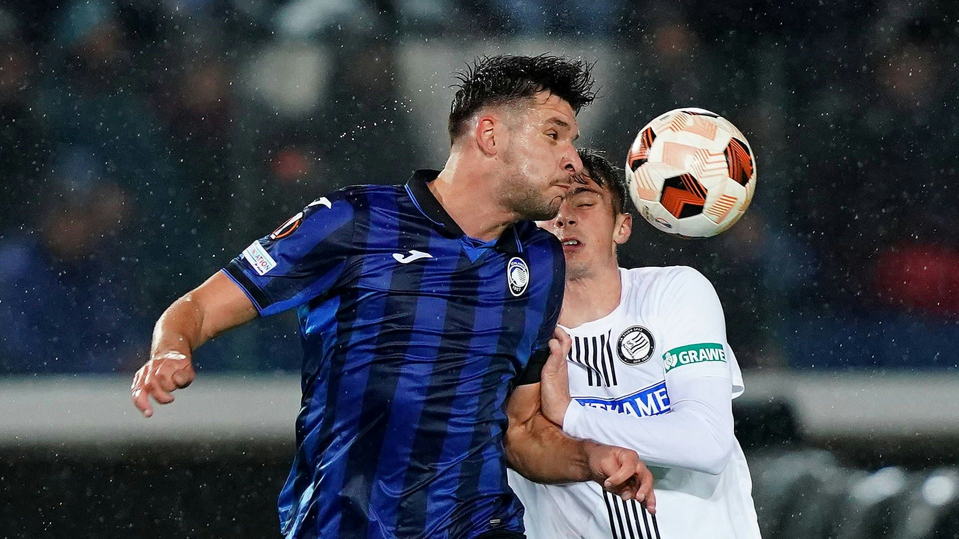 Regenschlacht in Bergamo zwischen Atalanta und Sturm.