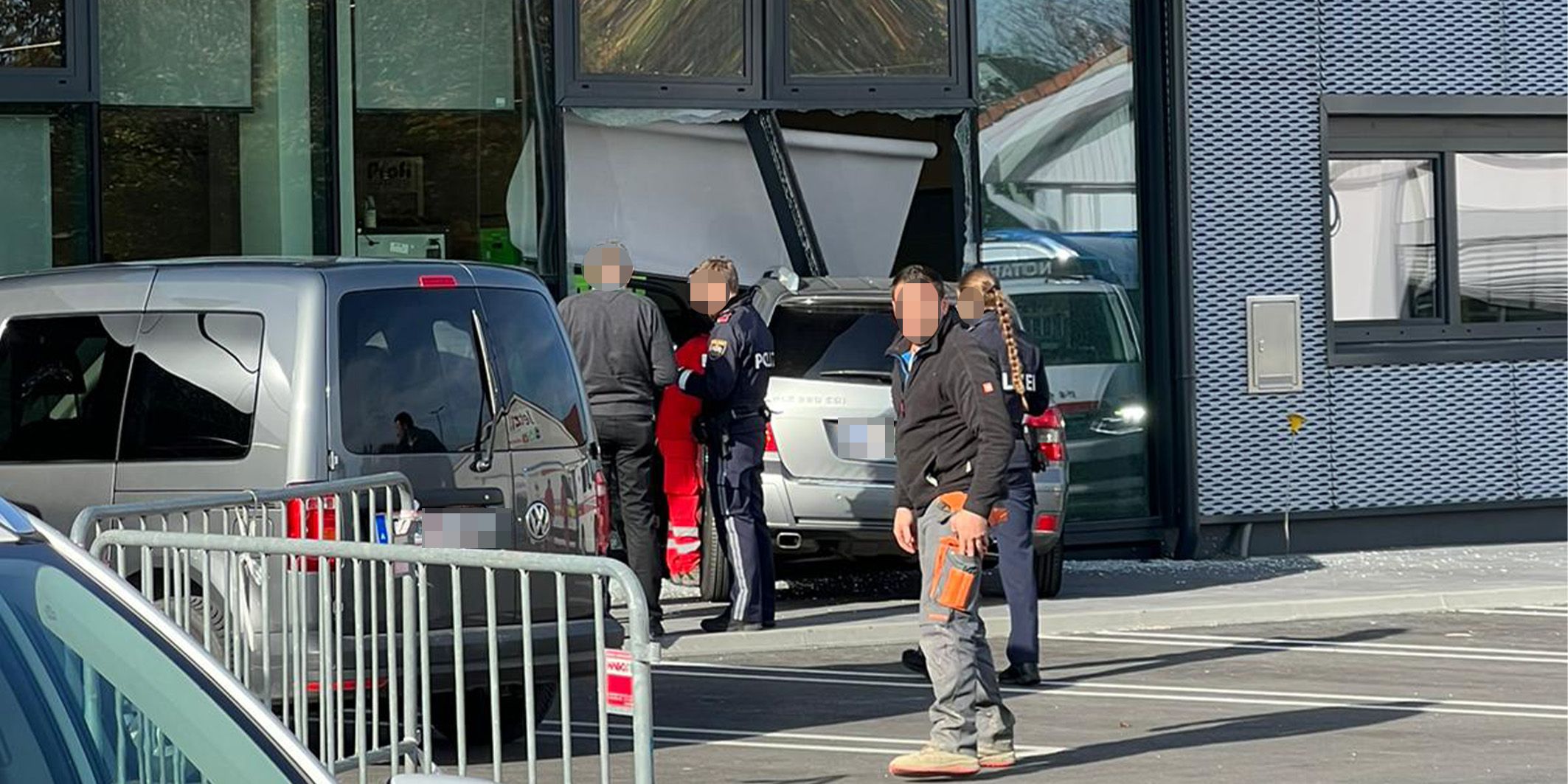 Ein Auto krachte am Donnerstagnachmittag in eine Lagerhaus-Filiale in Groß-Enzersdorf. Die Lenkerin war eine ältere Dame.