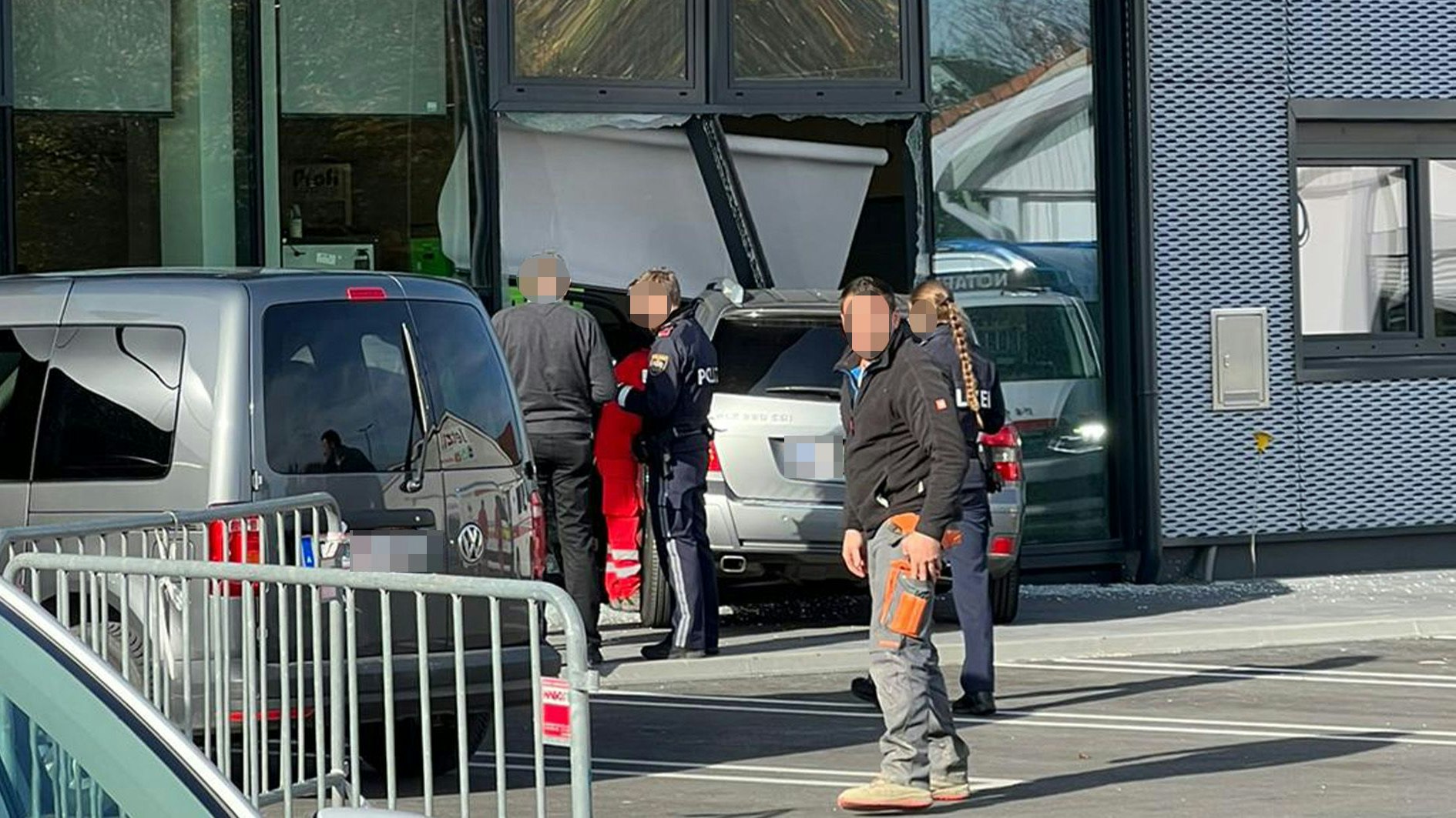 Ein Auto krachte am Donnerstagnachmittag in eine Lagerhaus-Filiale in Groß-Enzersdorf.