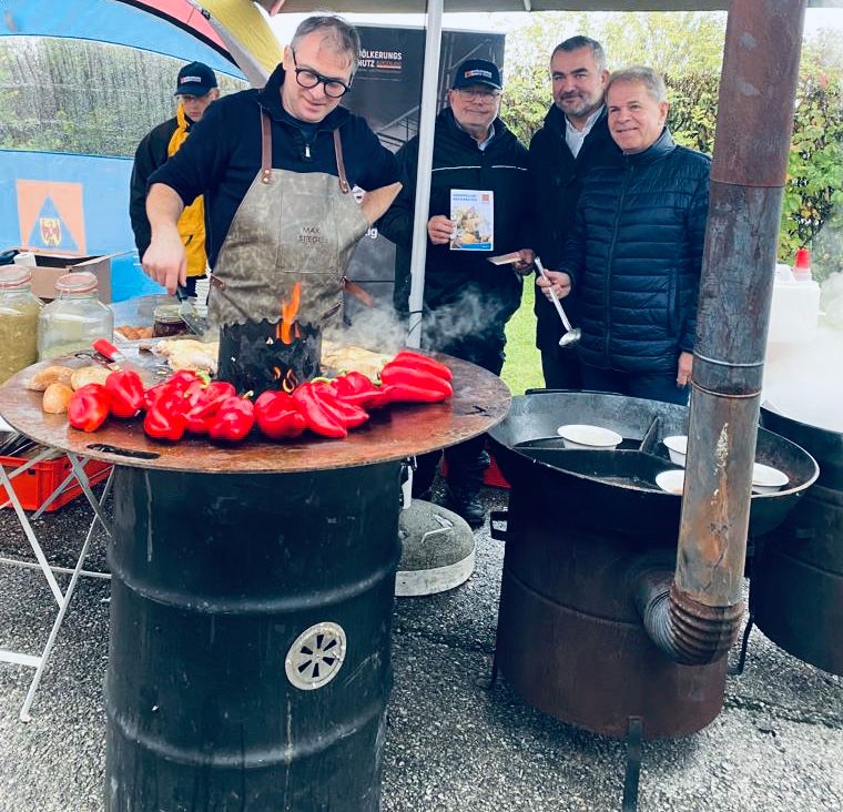 Haubenkoch Max Stiegl (l.) zeigt im Burgenland, was man bei einem Stromausfall noch zubereiten kann.