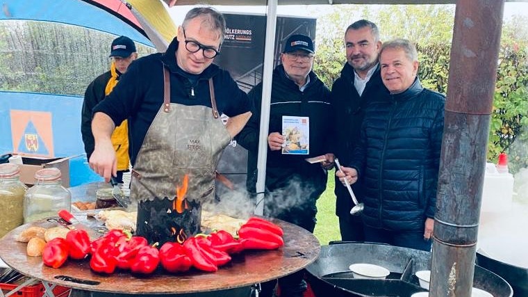 Haubenkoch Max Stiegl (l.) zeigt im Burgenland, was man bei einem Stromausfall auf den Tisch bringen kann.