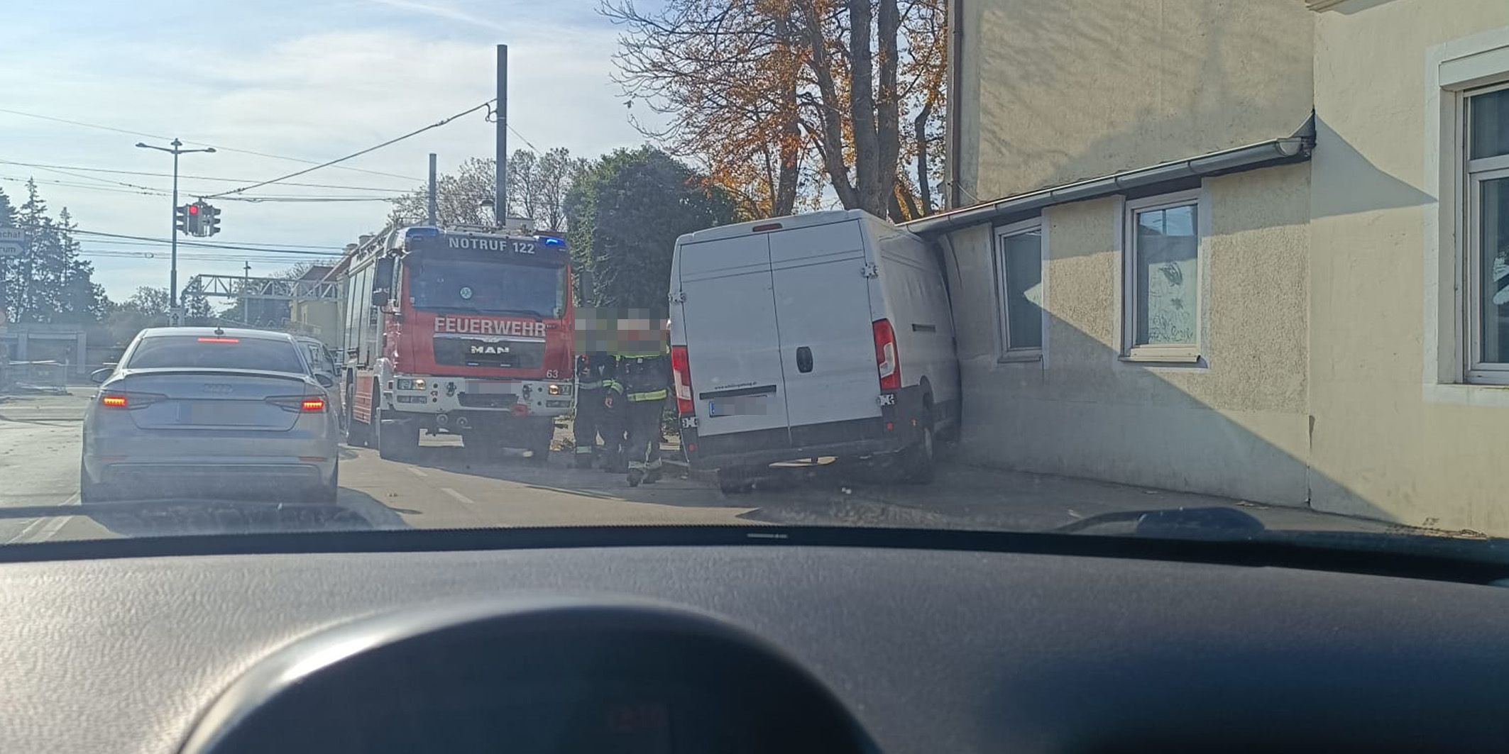 Ein Kleintransporter krachte am Donnerstag in ein Wiener Wohnhaus. Der Schaden ist enorm groß.
