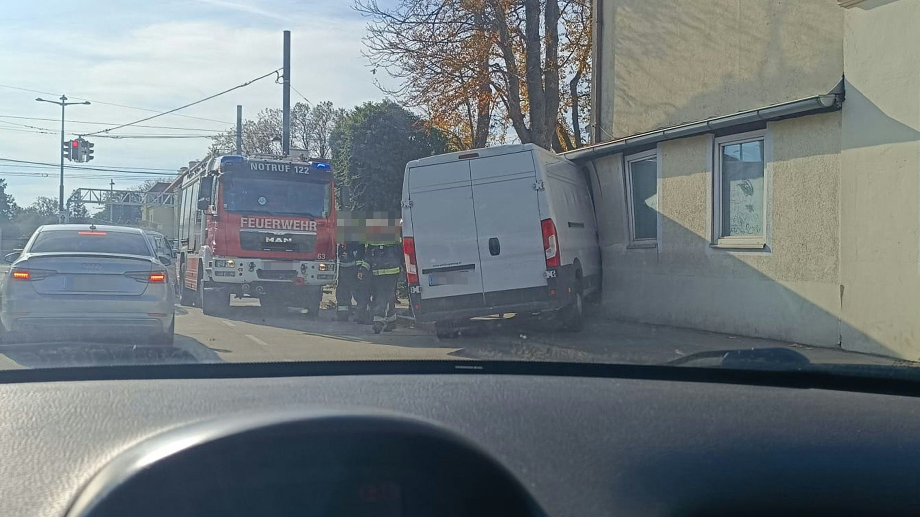 Auto kracht in Wohnhaus