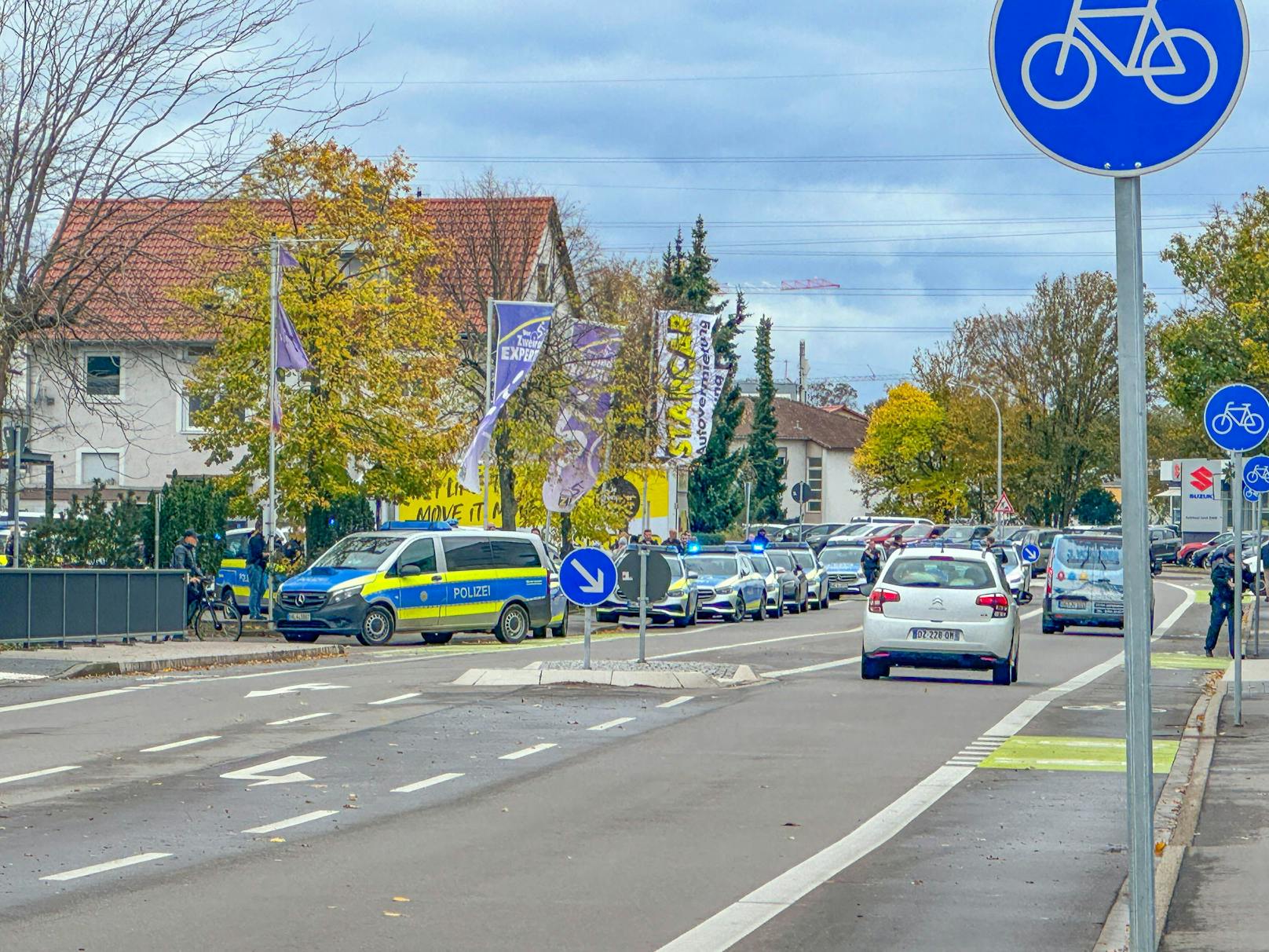 Bei Schüssen an einer Schule im deutschen Offenburg wurde mindestens eine Person verletzt. Die Polizei ist mit einem Großaufgebot im Einsatz. 
