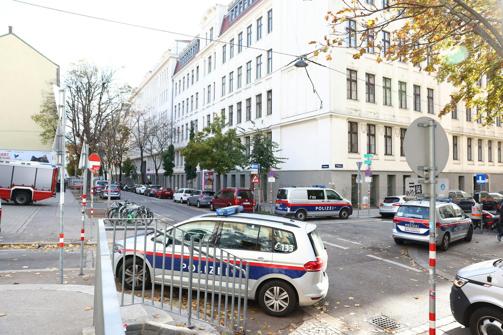 Das Gebäude wurde evakuiert. Beamte durchsuchen die Berufsschule.