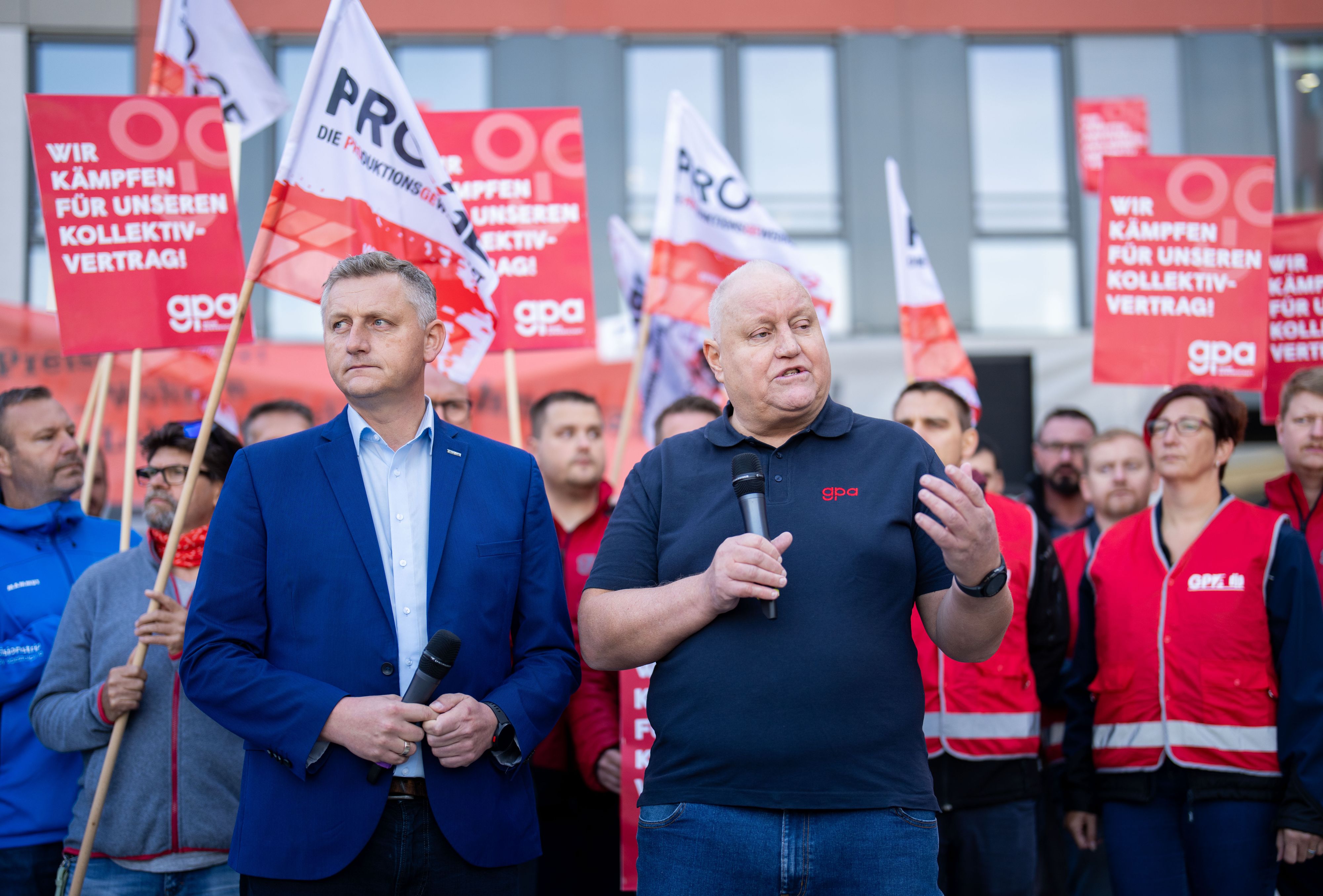 Die Chefverhandler der Gewerkschaften Reinhold Binder (PRO-GE) und Karl Dürtscher (Gewerkschaft GPA)