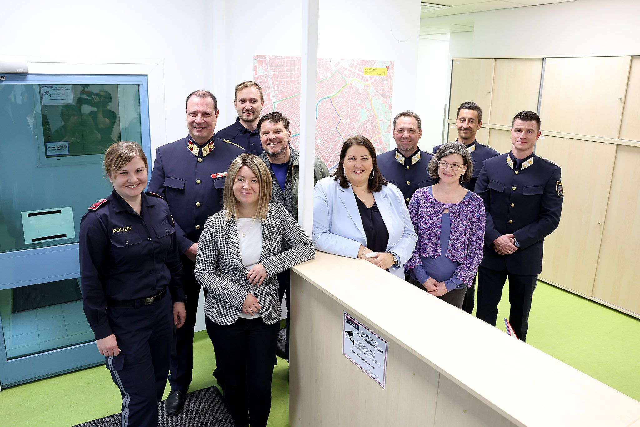 Eröffnung der Polizeistation mit Vizebürgermeisterin Kathrin Gaál , Bezirksvorsteherin Silvia Jankovic und den Beamten der Dienststelle in Wien-Margareten. 