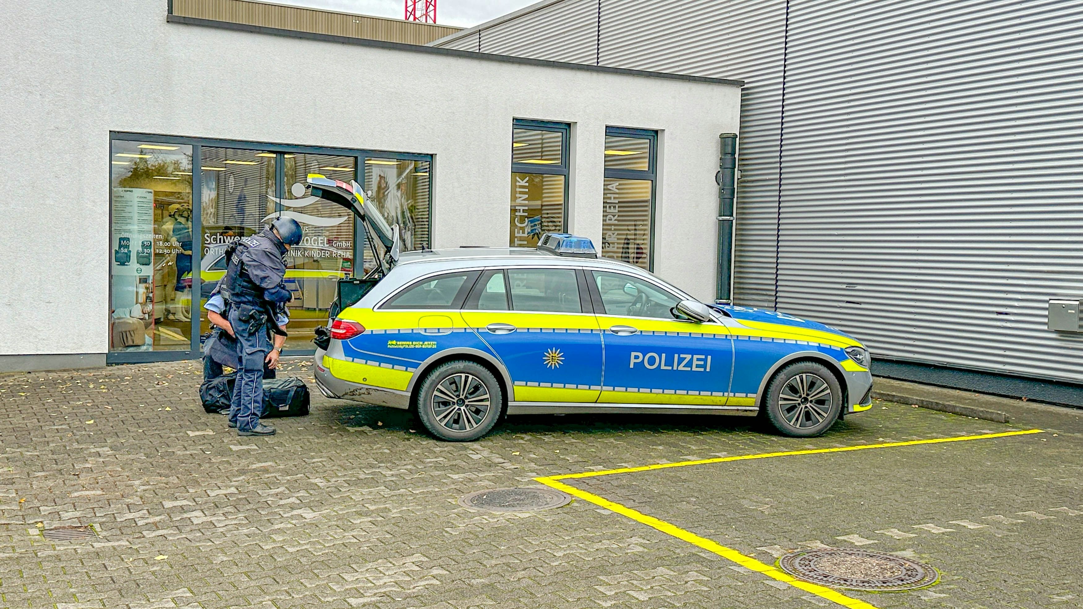 Bei Schüssen an einer Schule im deutschen Offenburg wurde mindestens eine Person verletzt. Die Polizei ist mit einem Großaufgebot im Einsatz. 