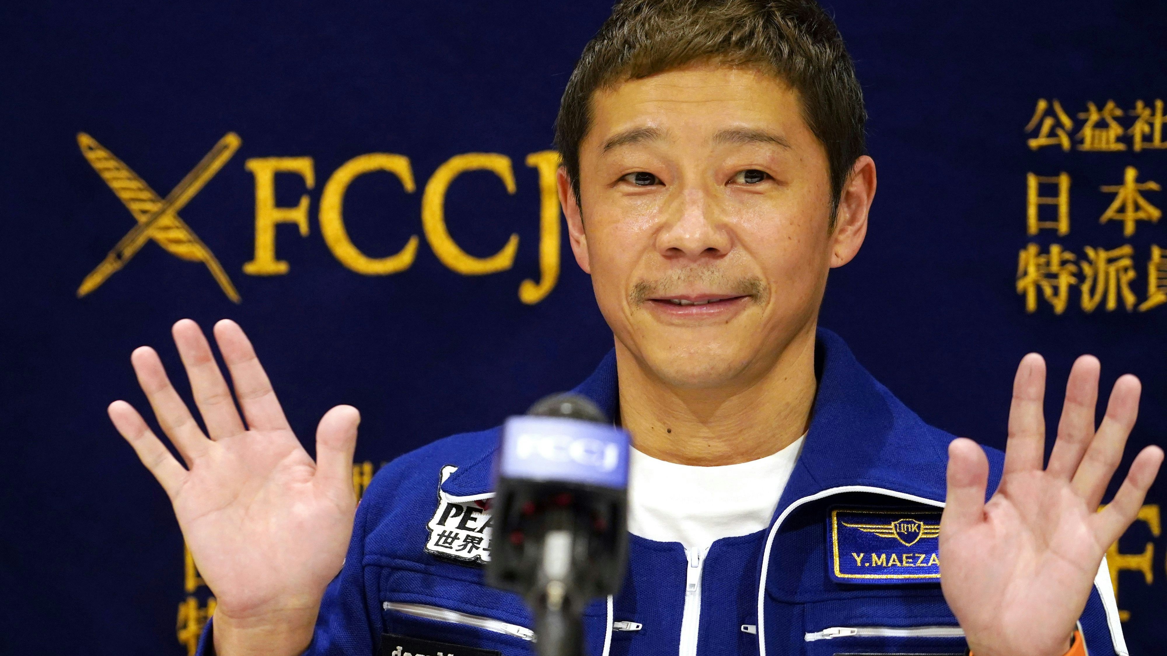Download von www.picturedesk.com am 09.11.2023 (11:32).  Japanese billionaire Yusaku Maezawa waves during a press conference at the Foreign CorrespondentsÄô Club in Tokyo Friday, Jan. 7, 2022. Maezawa has returned from space with hopes of new celestial investments. (AP Photo/Eugene Hoshiko) - 20220107_PD0562 - Rechteinfo: Rights Managed (RM)