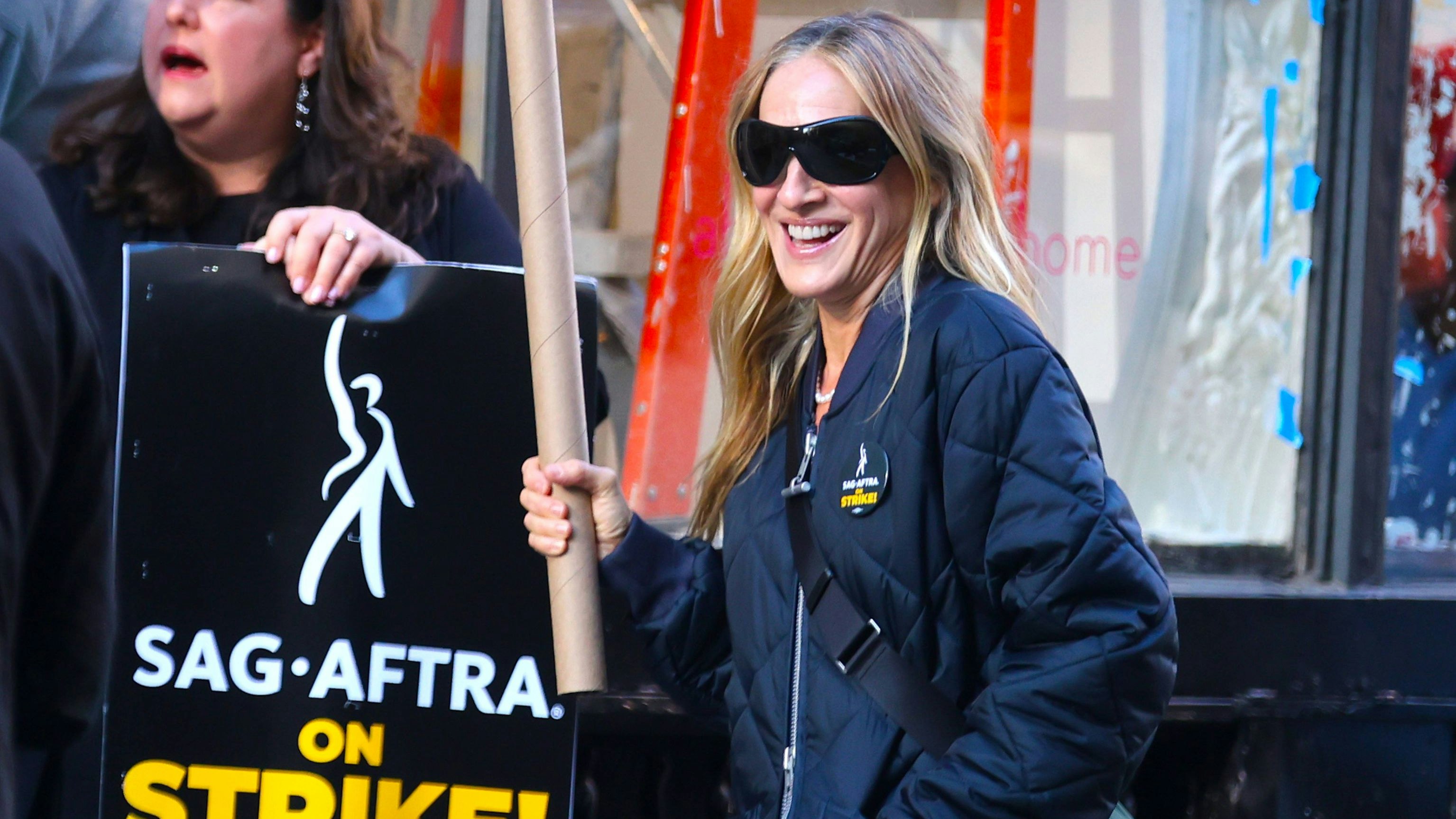NY: Sarah Jessica Parker at Sag Aftra Strike - New York Actress Sarah Jessica Parker walks the picket line of the SAG AFTRA strike in New York on October 25, 2023. Photo by SIPA USA New York NY USA NOxUSExINxGERMANY PUBLICATIONxINxALGxARGxAUTxBRNxBRAxCANxCHIxCHNxCOLxECUxEGYxGRExINDxIRIxIRQxISRxJORxKUWxLIBxLBAxMLTxMEXxMARxOMAxPERxQATxKSAxSUIxSYRxTUNxTURxUAExUKxVENxYEMxONLY Copyright: xx Editorial use only sipausa_49202431