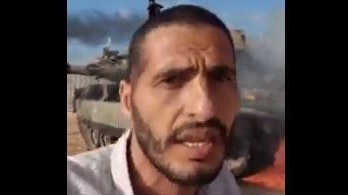 Gegen Hassan Eslaiah werden schwere Vorwürfe erhoben. Er soll von der Hamas-Attacke auf Israel am 7. Oktober gewusst haben. Die Agentur AP, die seine Bilder verbreitete, wird ebenfalls kritisiert, distanziert sich aber klar von sämtlichen Vorwürfen. 