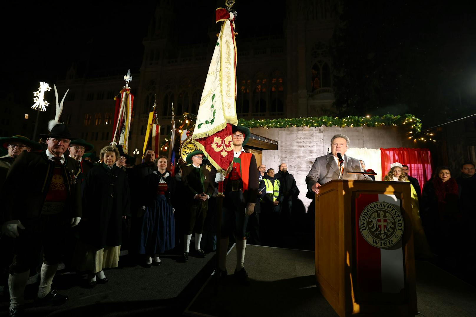 Wiens Bürgermeister Michael Ludwig bei der feierlichen Erleuchtung des Weihnachtsbaums.