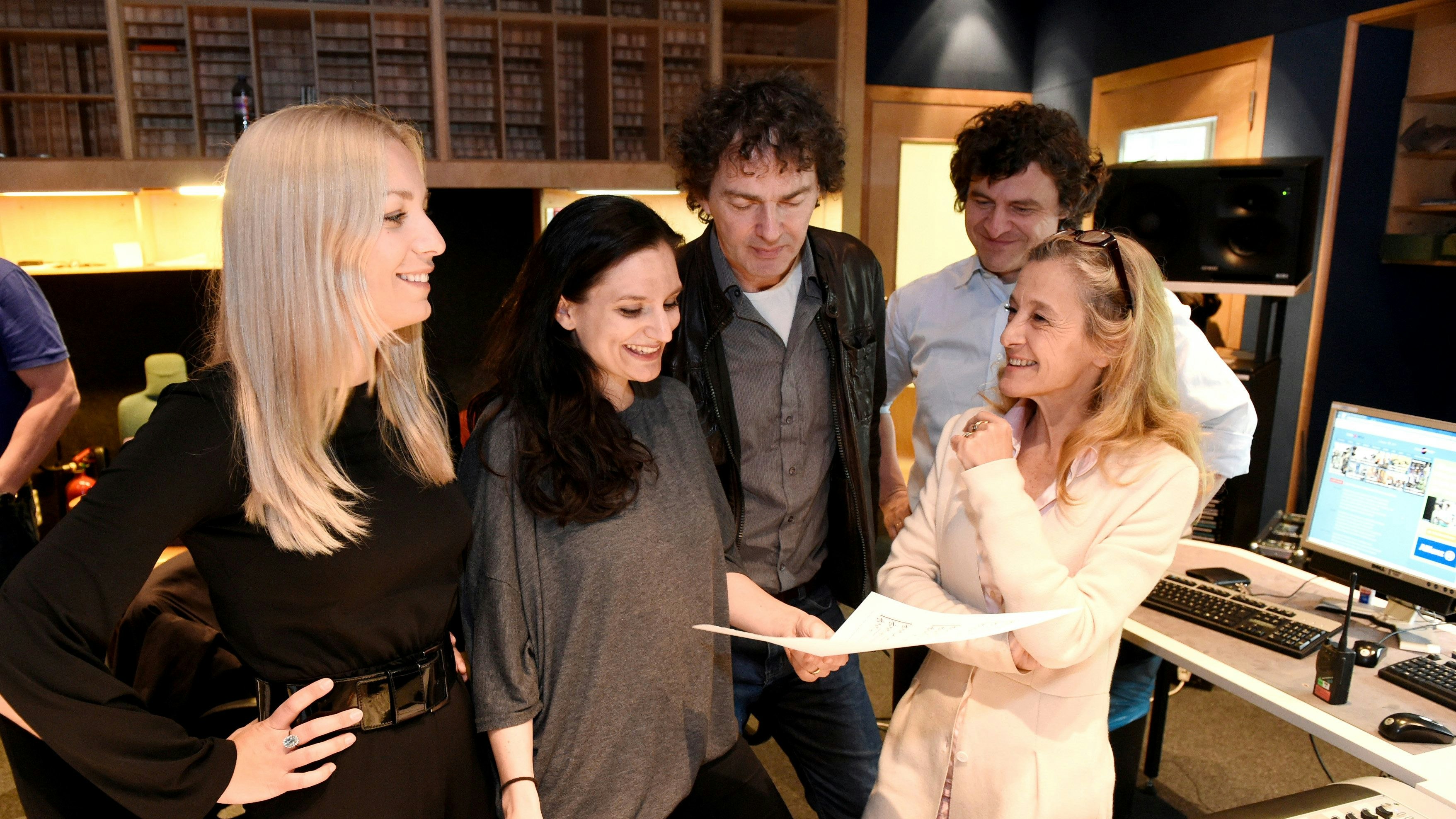 "Eurovision Song Contest: Ein Opening, das Brücken baut" im Jahr 2015 - Im Bild: David Bronner inmitten von Lidia Baich, Dorothee Freiberger, Gerald Wirth und Kathrin Zechner im Tonstudio.