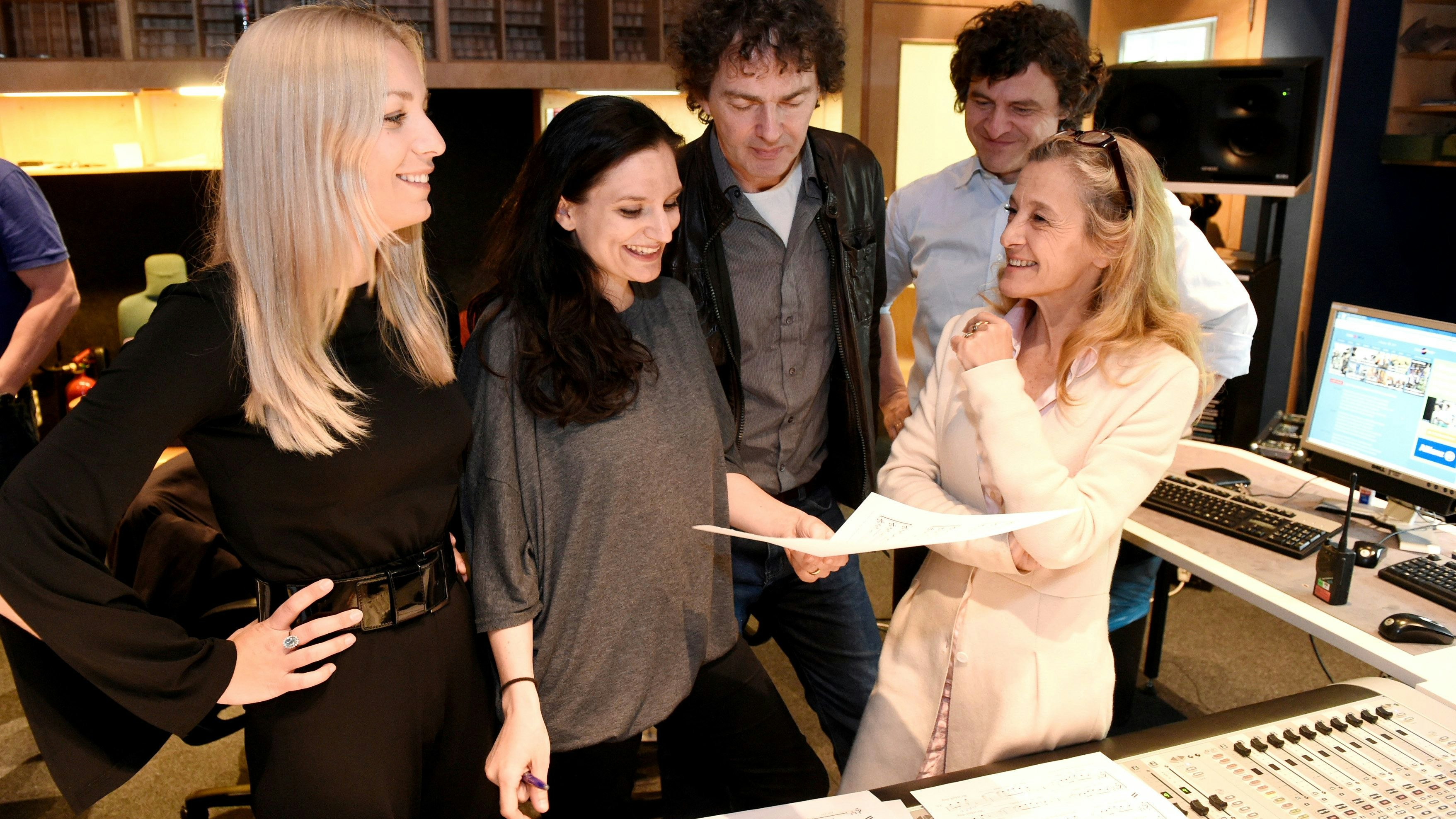"Eurovision Song Contest: Ein Opening, das Brücken baut" im Jahr 2015 - Im Bild: David Bronner inmitten von Lidia Baich, Dorothee Freiberger, Gerald Wirth und Kathrin Zechner im Tonstudio.