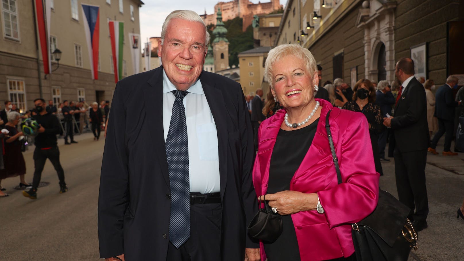 Der deutsche Unternehmer und Multi-Milliardär Klaus-Michael Kühne (86) mit Ehefrau Christine bei den Salzburger Festspielen 2021.