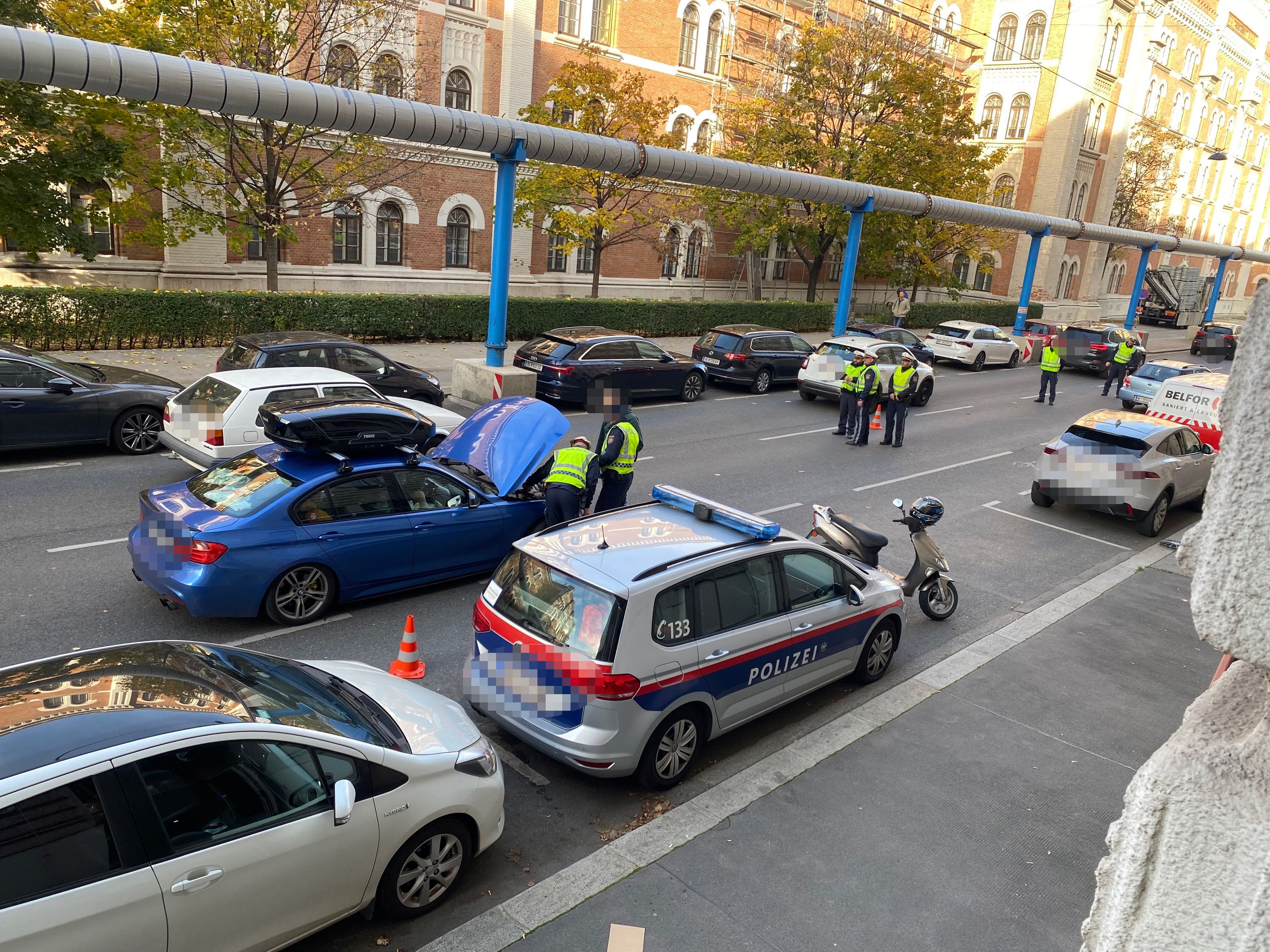Ein blauer BMW wurde am Donnerstag gegen 14.00 Uhr sorgfältig überprüft.