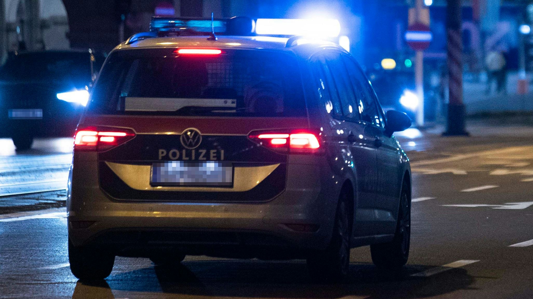 Download von www.picturedesk.com am 10.11.2023 (13:26).  Polizisten befinden sich während einer Demonstration im Einsatz. Im Bild: Funkstreife mit Blaulicht. Linz, Österreich. 04.02.2023 // Linz police forces are in service during a demonstration. Picture: Police car with blue flashlights. Vienna, Austria. February 4th, 2023 - 20230204_PD19348 - Rechteinfo: Rights Managed (RM)