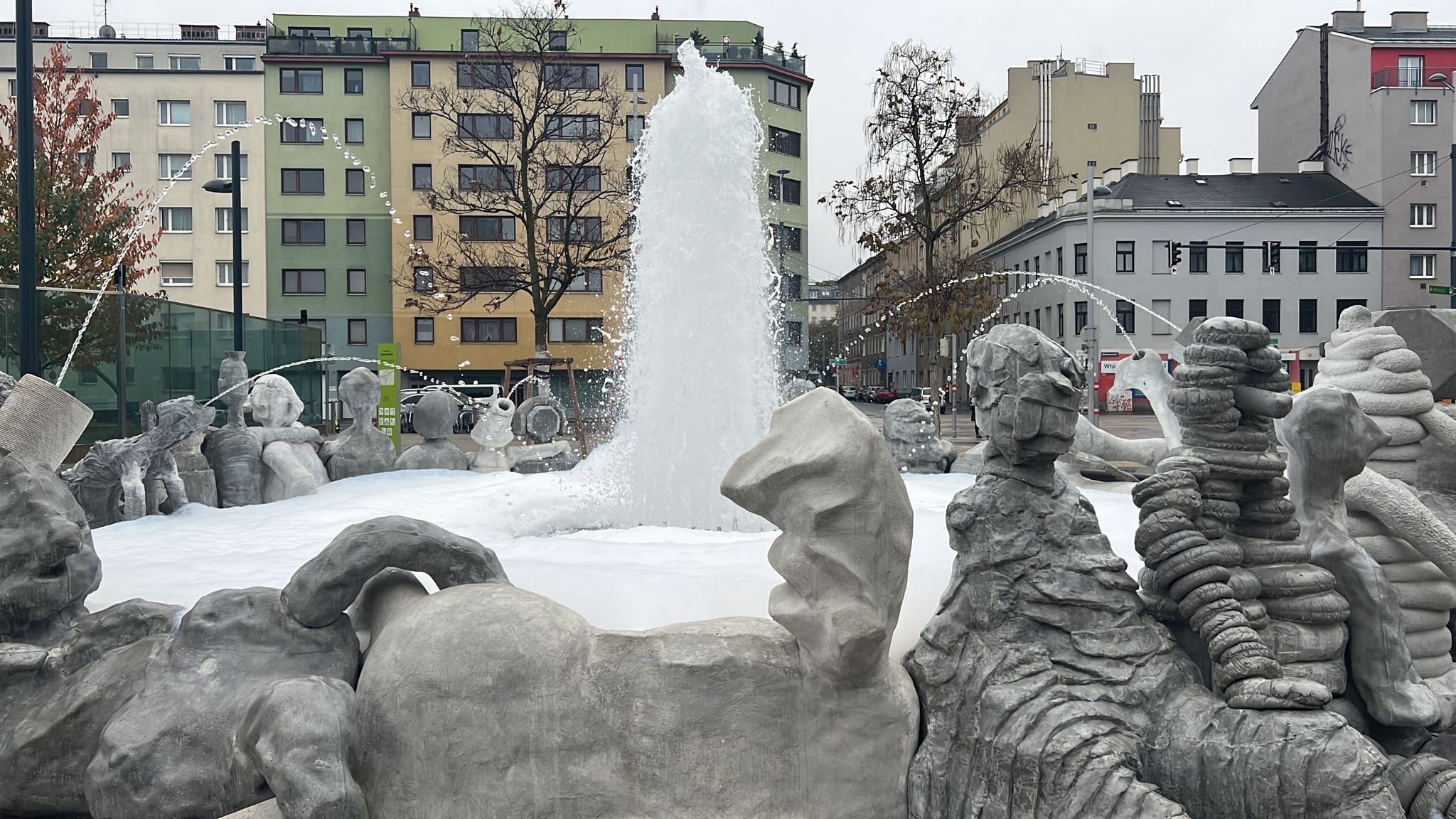 Offensichtlich goss jemand Spülmittel in den neuen Brunnen.