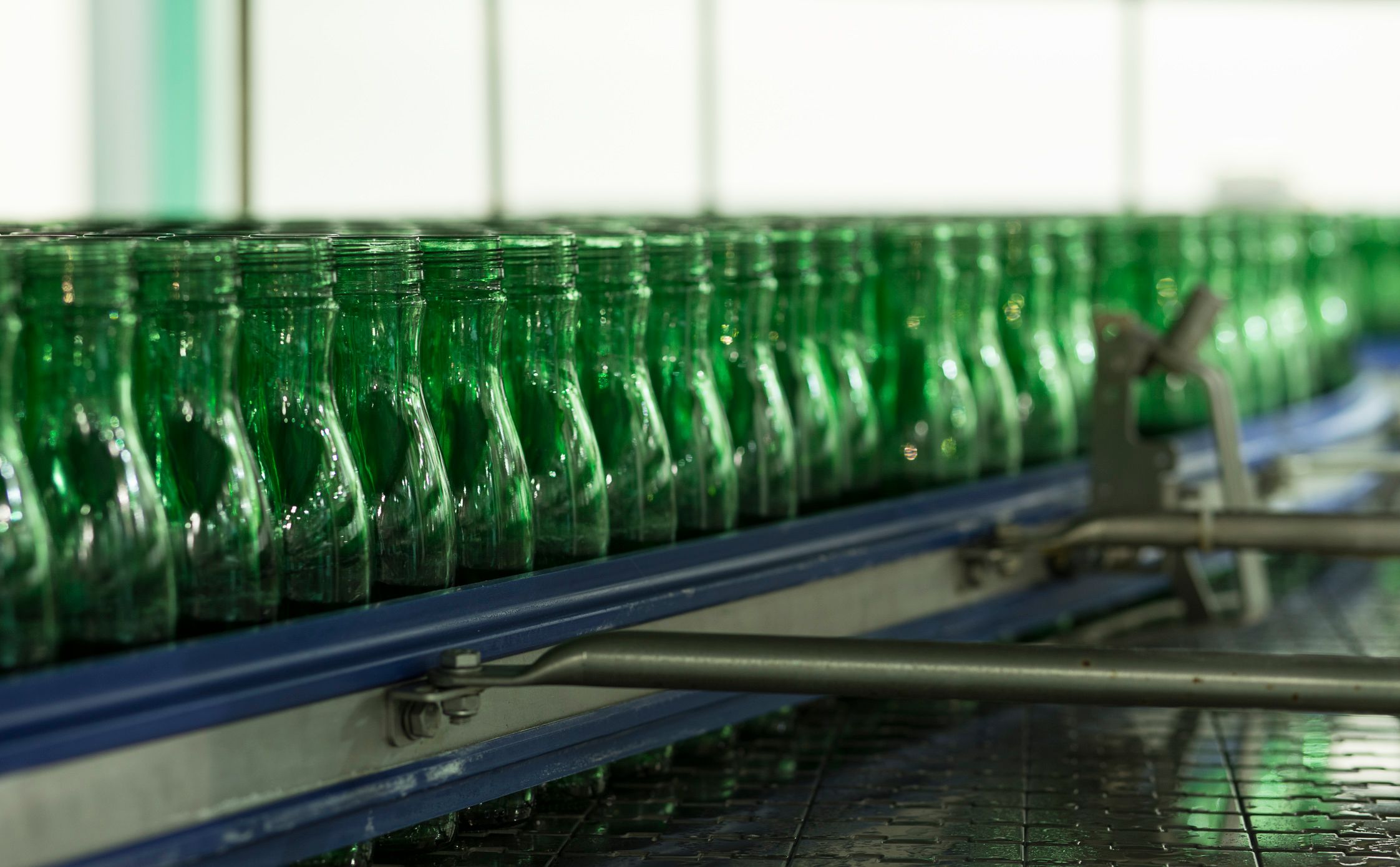 Römerquelle Emotion wird bei Coca-Cola HBC in Edelstal (Burgenland) abgefült.