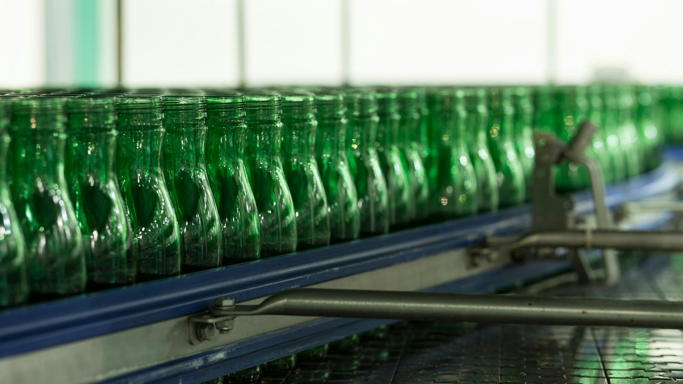 Römerquelle Emotion wird bei Coca-Cola HBC in Edelstal (Burgenland) abgefült.