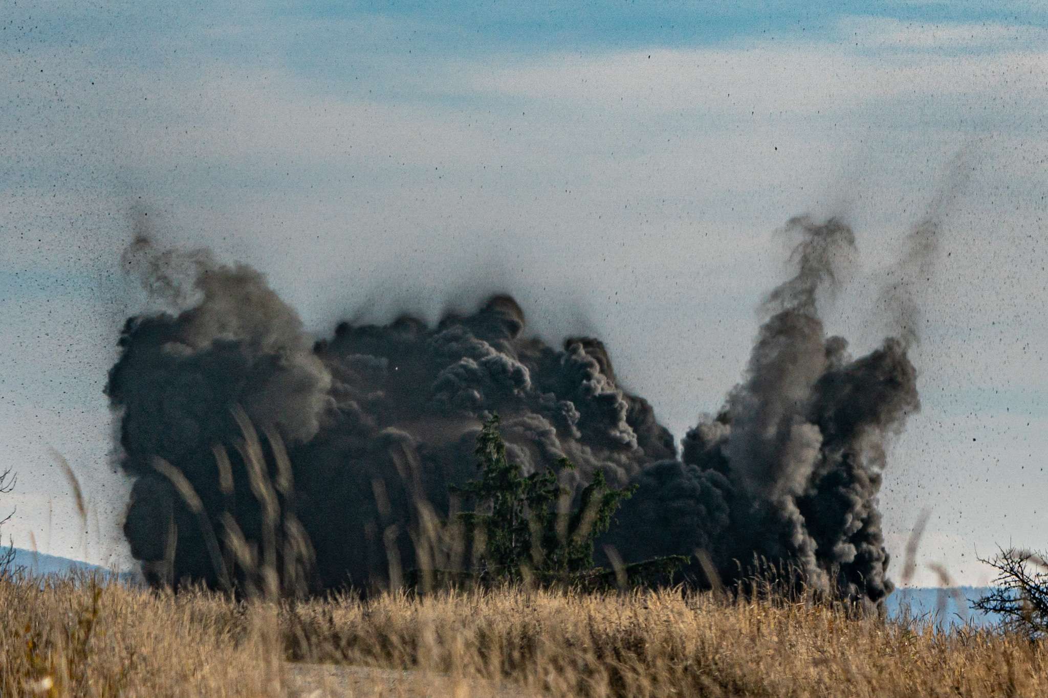 Dunkle Wolken über dem Truppenübungsplatz Allentsteig: 20 Tonnen Sprengkörper wurden in die Luft gejagt.