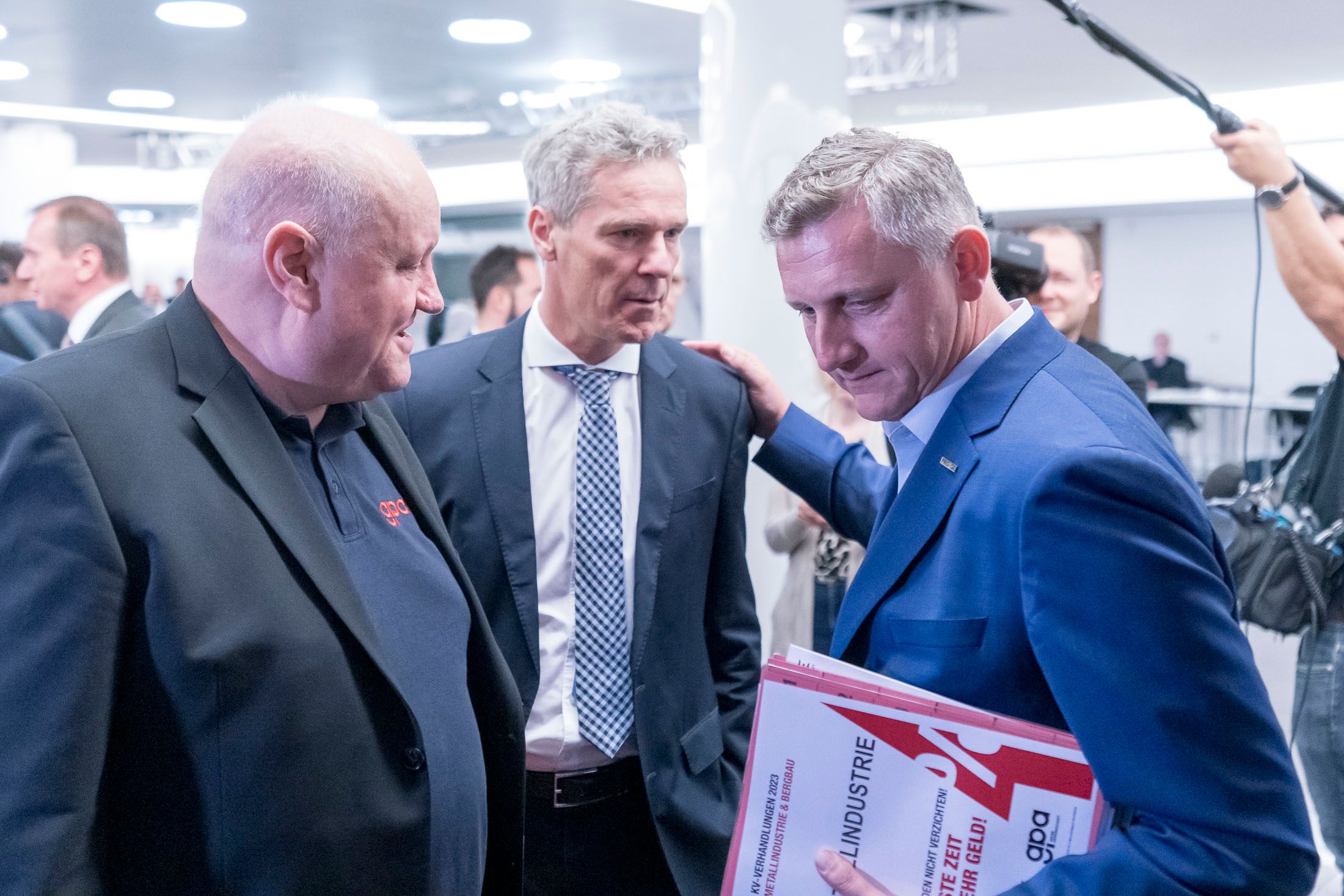 Die Gewerkschafts-Chefverhandler Chefverhandler Reinhold Binder (re.) und Karl Dürtscher mit dem Obmann der Metalltechnischen Industrie in der Wirtschaftskammer, Christian Knill (Mitte).  