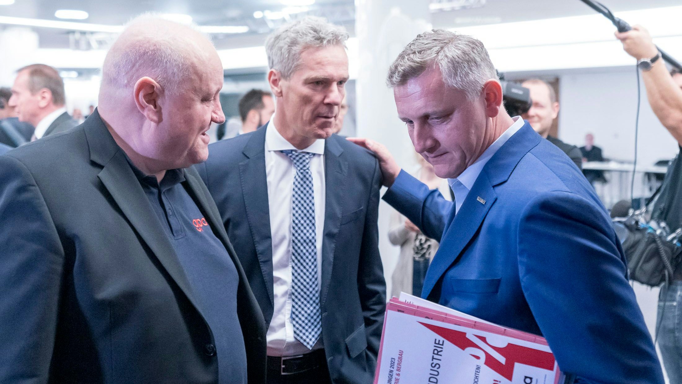 Die Gewerkschafts-Chefverhandler Chefverhandler Reinhold Binder (re.) und Karl Dürtscher mit dem Obmann der Metalltechnischen Industrie in der Wirtschaftskammer, Christian Knill (Mitte).  