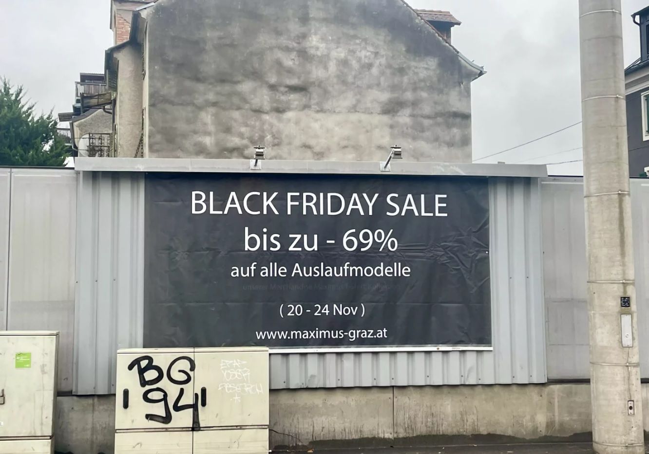 Das neuester Werbeplakat des Grazer Bordells Maximus. 