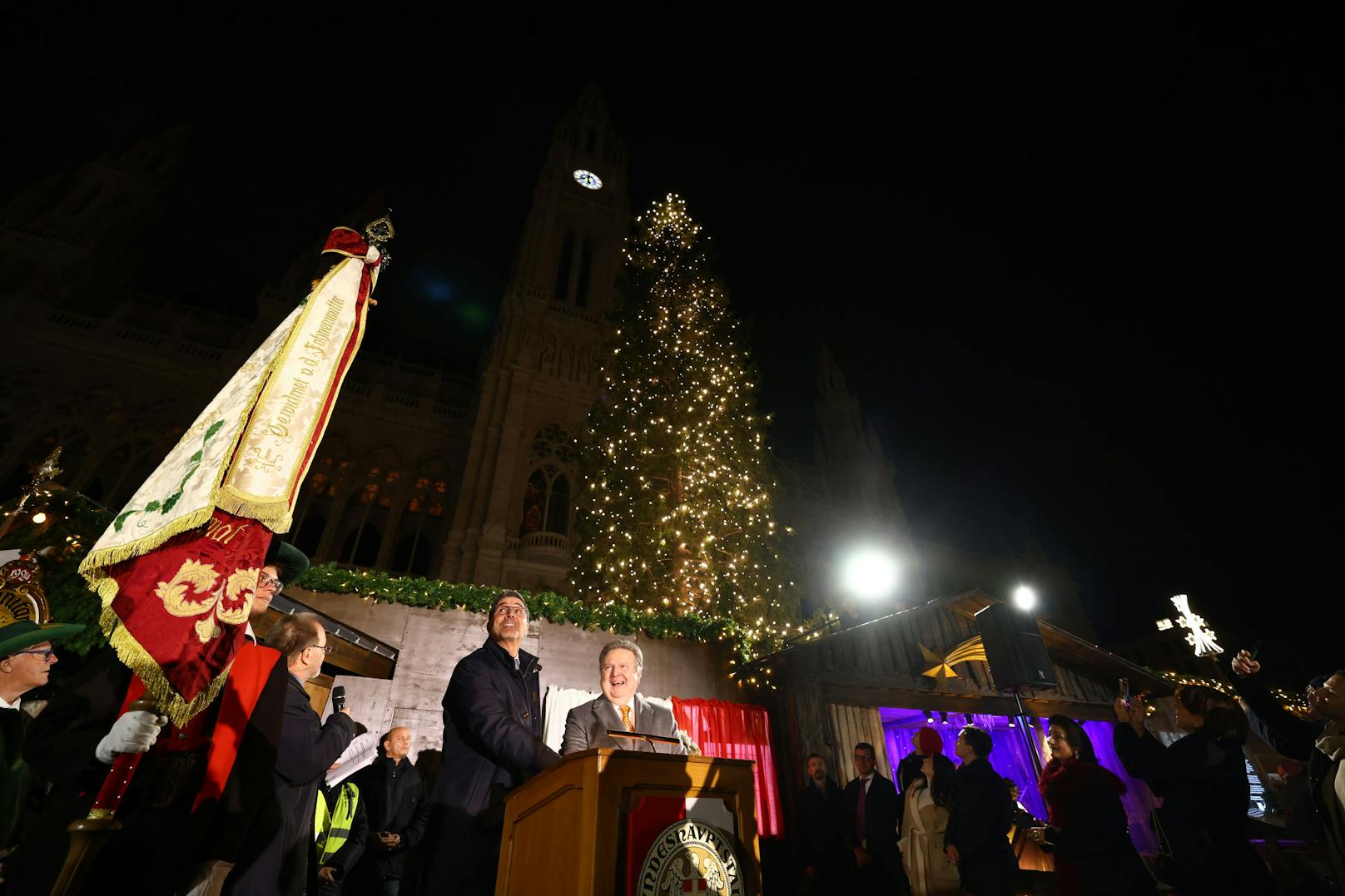 Südtirols Landeshauptmann Arno Kompatscher und Wiens Bürgermeister Michael Ludwig illuminieren die Weihnachtsbeleuchtung.