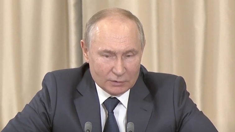 Was ist mit Putins Wangenknochen geschehen?