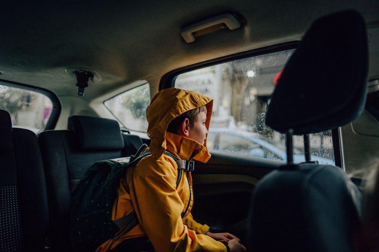 Nehmen Elterntaxis Kindern die Möglichkeit früh selbstständig zu werden? Das zumindest findet die Anwohnerin einer staugeplagten Straße.