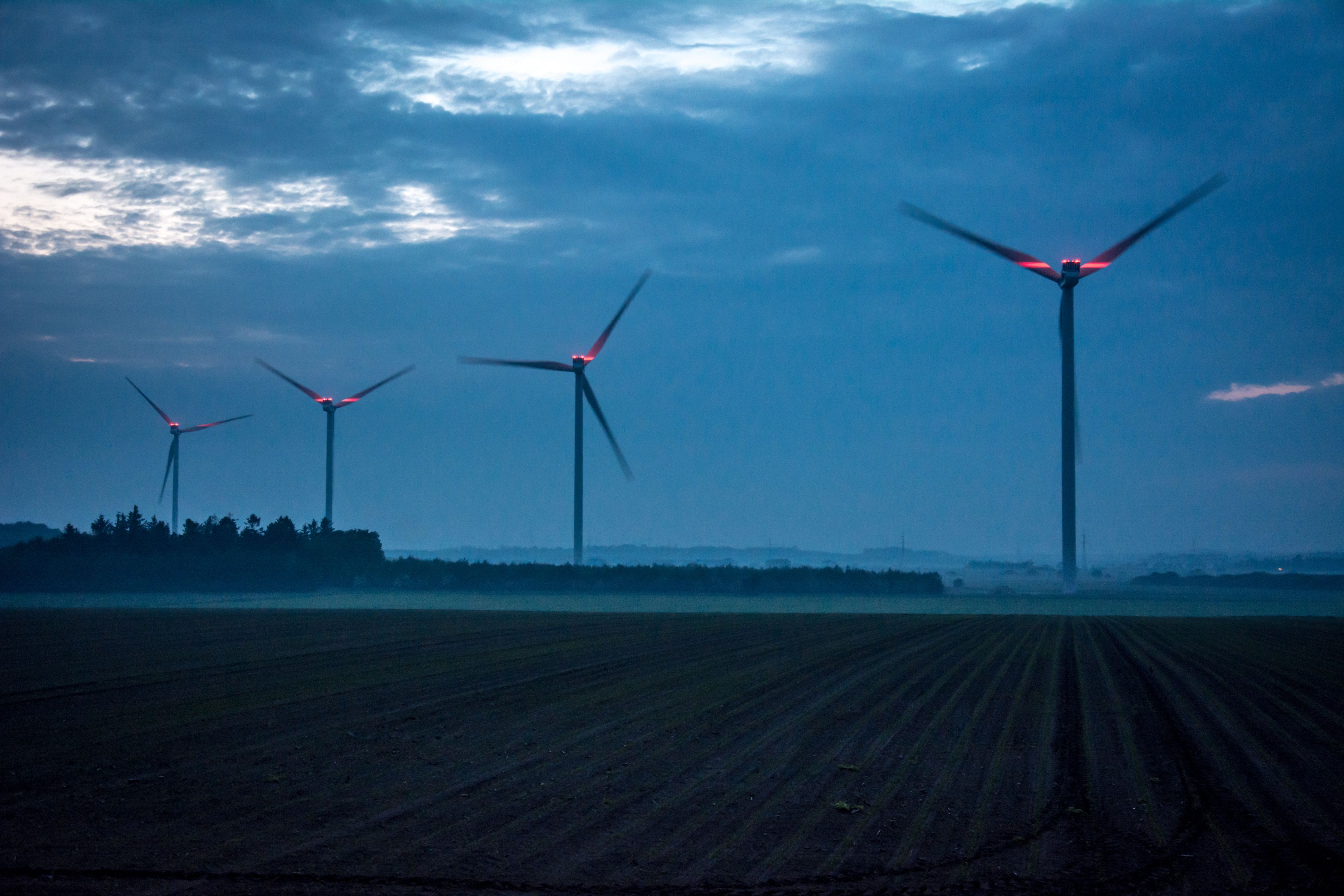 Die Blinklichter dienen der Flugsicherheit. Dass sie durchgehend blinken, nervt so manchen Anrainer.