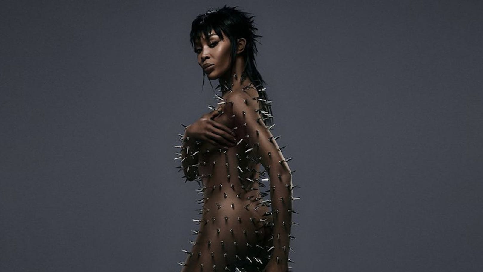 Naomi Campbell zeigt sich nackt mit Stachel-Look
