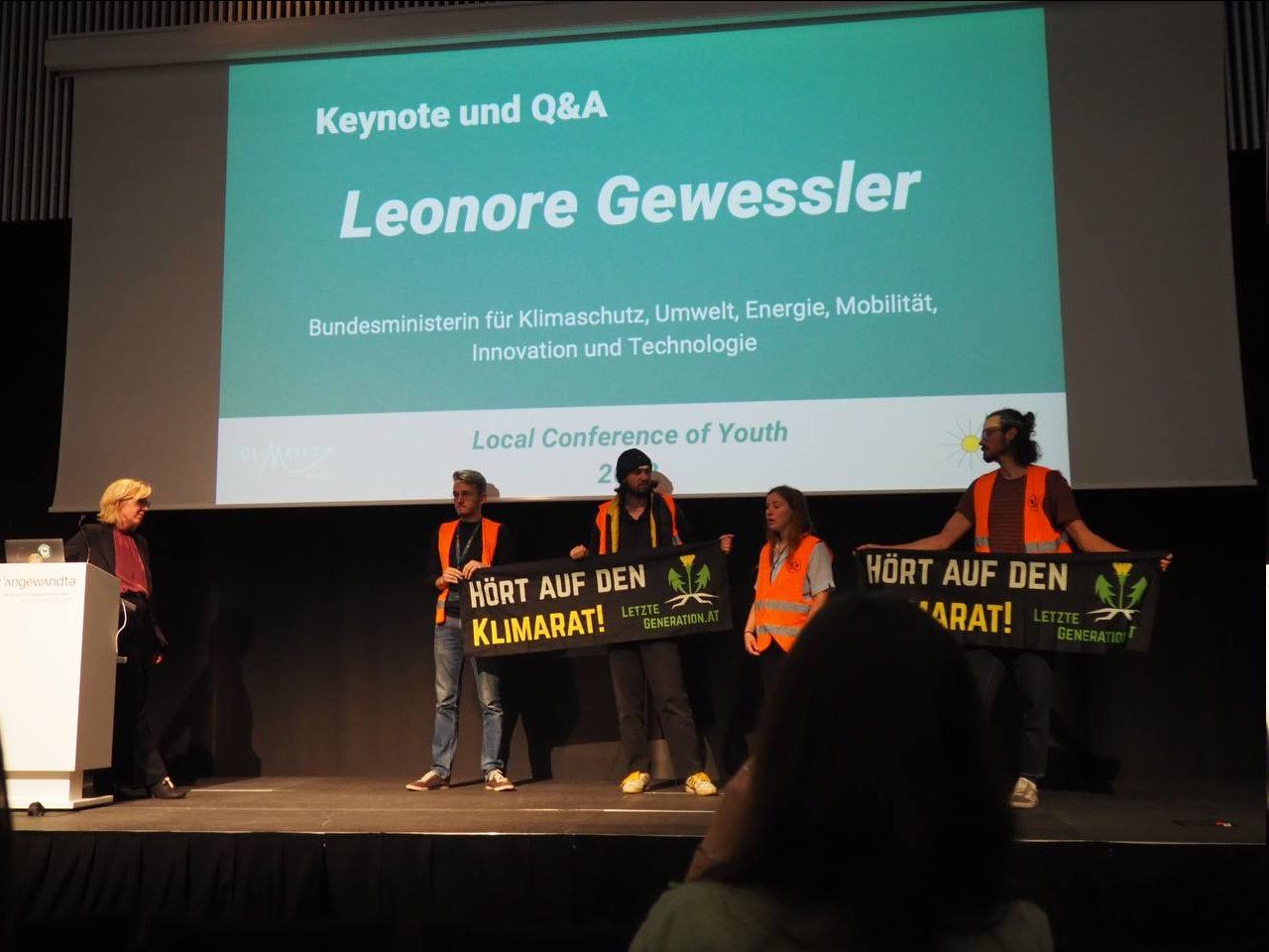 Bei der Gewessler-Rede am Freitag stürmten Klimaaktivisten plötzlich die Bühne und konfrontierten die Ministerin.