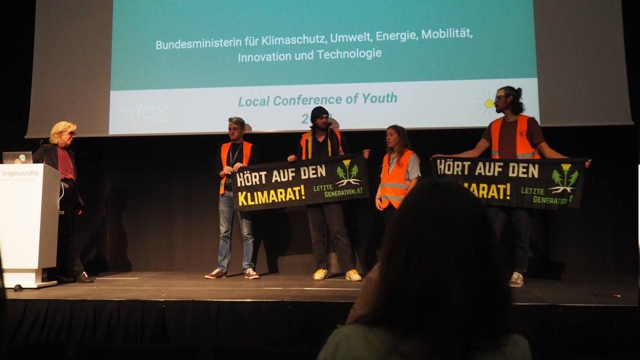 Bei der Gewessler-Rede am Freitag stürmten Klimaaktivisten plötzlich die Bühne und konfrontierten die Ministerin.