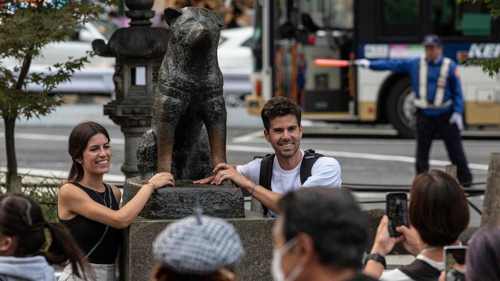 Das Denkmal des "treuesten Hund der Welt" steht vor dem Bahnhof, wo Hachiko täglich auf sein Herrchen gewartet hat. 