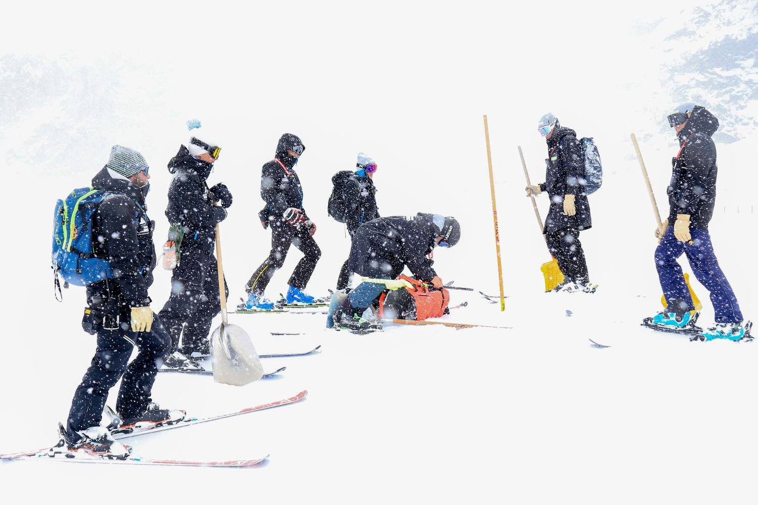Die Arbeiter versuchen die Piste rennfit zu bekommen
