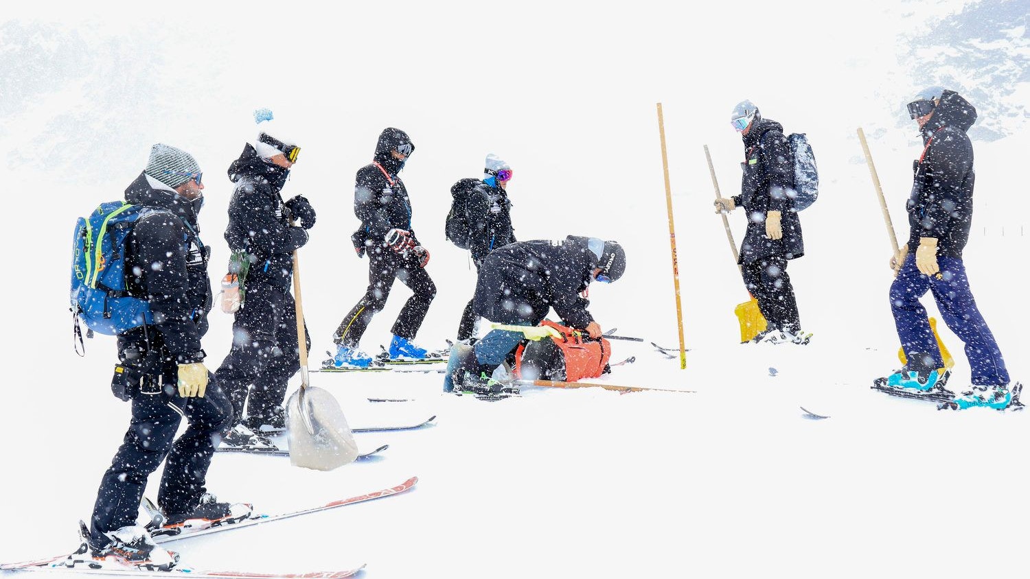 Die Arbeiter versuchen die Piste rennfit zu bekommen