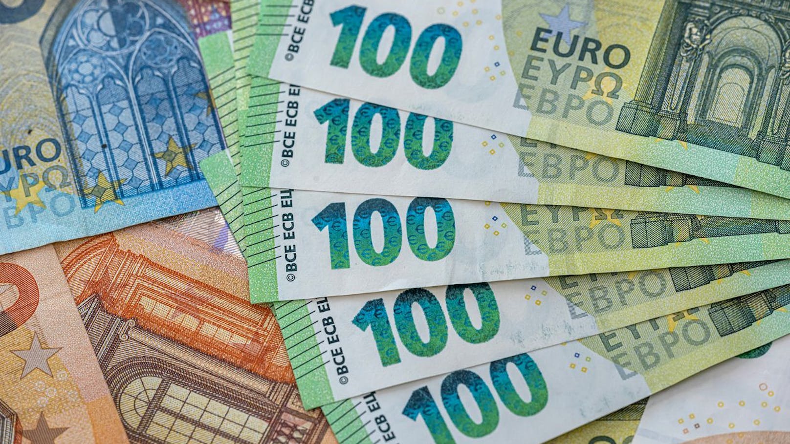Über 300 Euro im Monat: So viel sparen die Österreicher