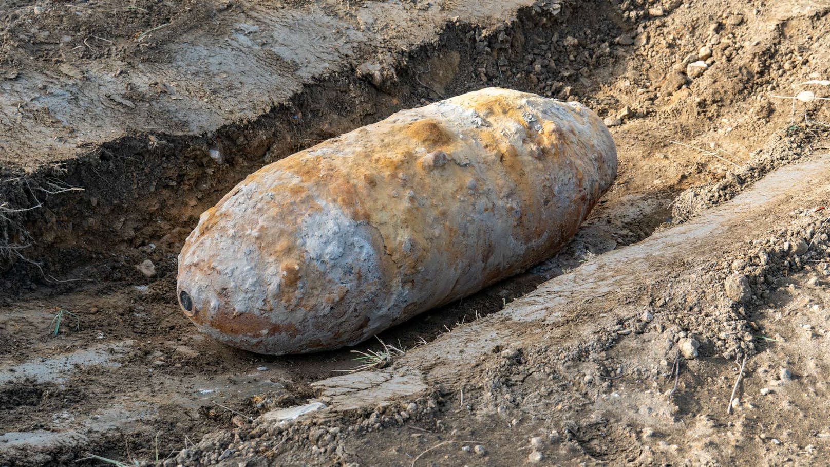 rund 20 Tonnen an alten Weltkriegs-Bomben und Munition gesprengt.