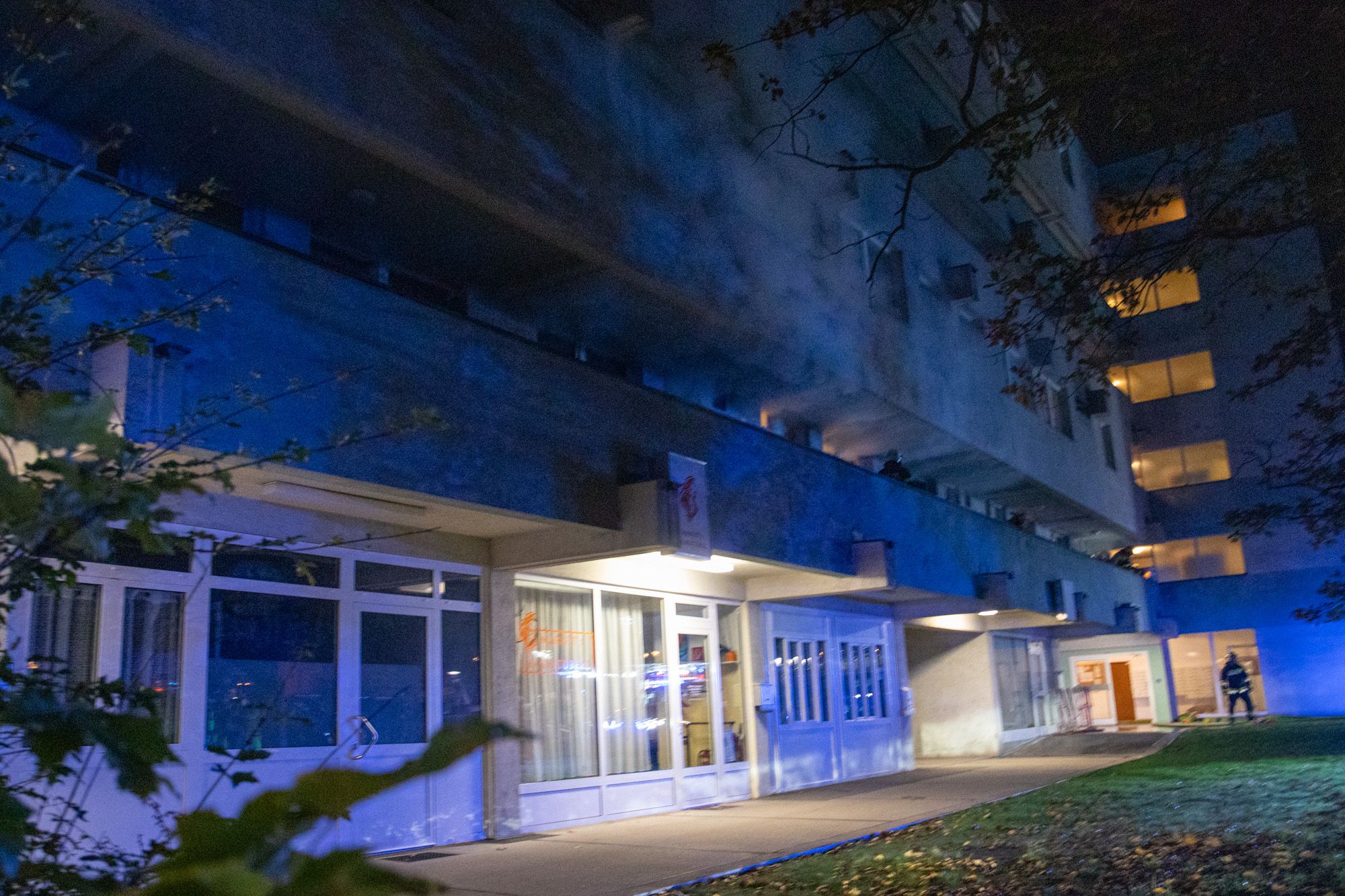 Im Wohnzimmer eines Apartments brannte es, der Rauch zog sich in sämtliche Nachbarwohnungen.