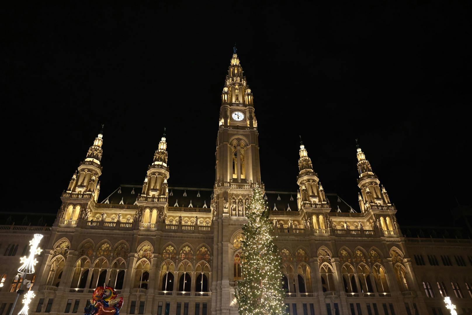 Vor dem Wiener Rathaus erstrahlt heuer eine 115 Jahre alte Fichte.