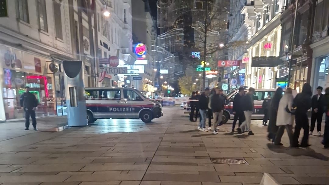 Die Polizei sperrte die Kärntner Straße ab.