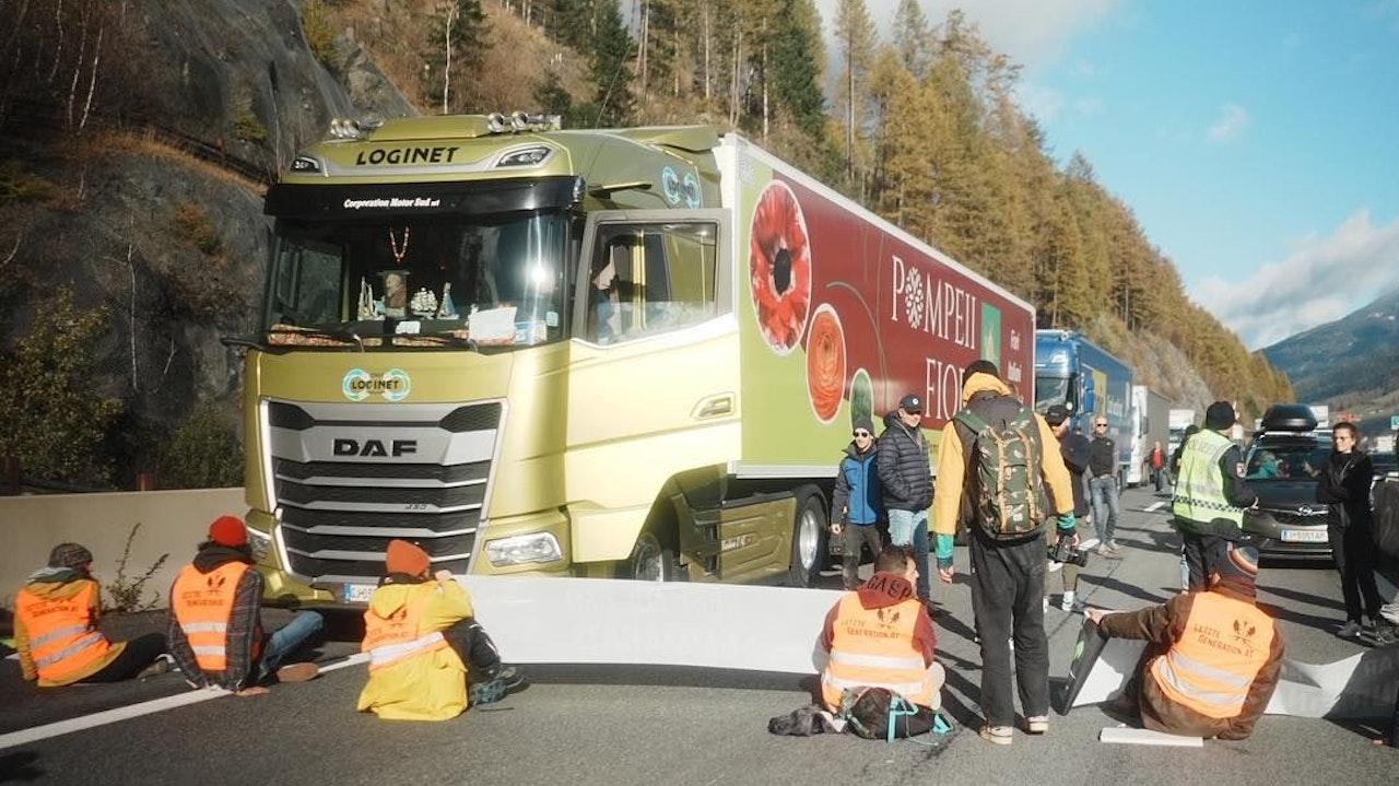Heute.at - Letzte Generation klebt sich auf dem Brenner fest