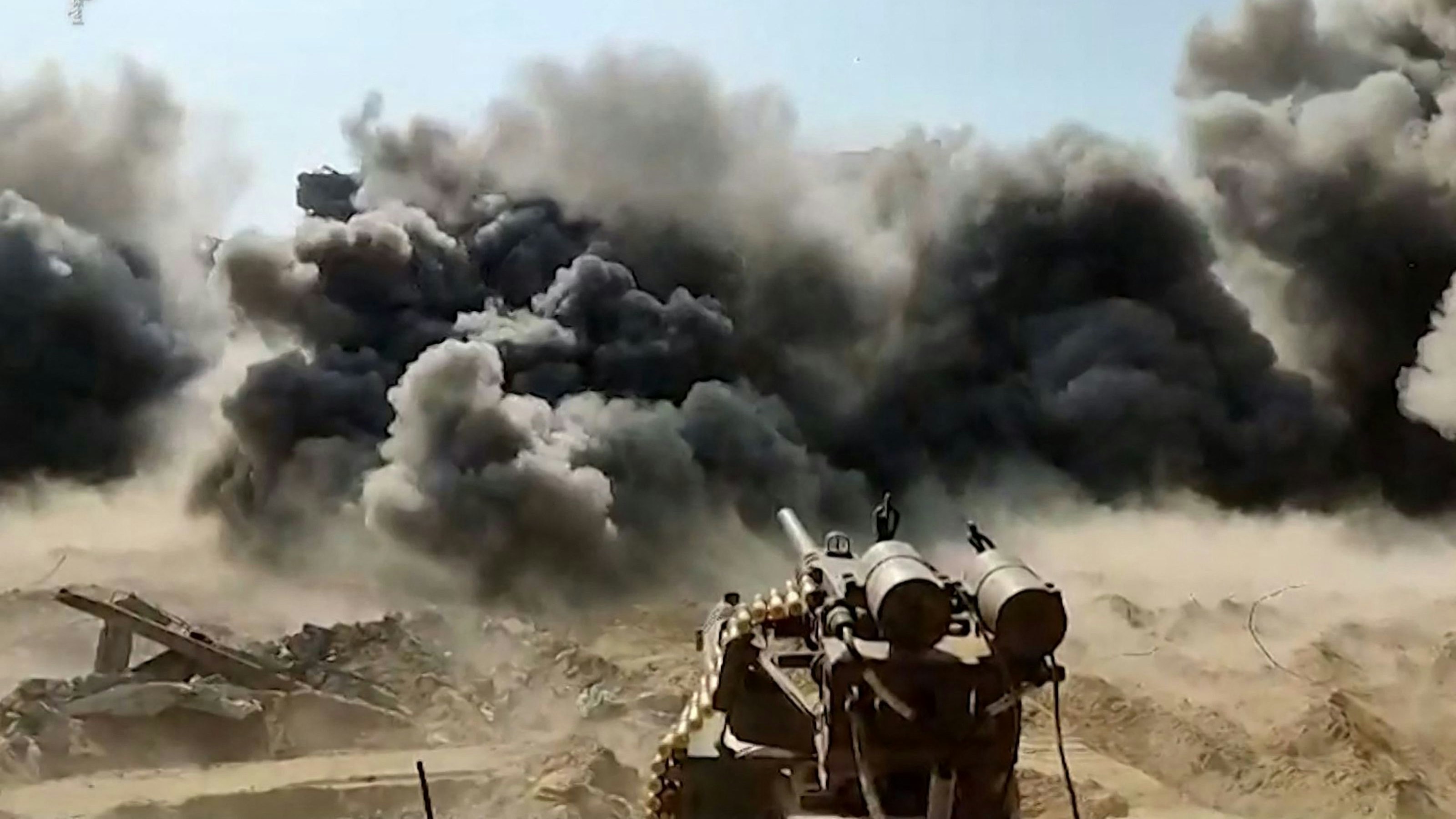 Download von www.picturedesk.com am 11.11.2023 (10:51).  *** SERVICEBILD *** This image grab from a handout video released by the Israeli army on November 11, 2023, shows an Israel gun firing at a building inside the Gaza Strip. Following the October 7 attack on Israel by Hamas that left at least 1400 people dead, vowing to destroy the Palestinian group, Israel retaliated with a relentless bombardment and ground invasion that the Hamas-run health ministry in Gaza says has killed more than 10,500 people, many of them children. (Photo by Israeli army / Israeli Army / AFP) / RESTRICTED TO EDITORIAL USE - MANDATORY CREDIT "AFP PHOTO / ISRAELI ARMY " - NO MARKETING NO ADVERTISING CAMPAIGNS - DISTRIBUTED AS A SERVICE TO CLIENTS - 20231111_PD2017 - Rechteinfo: Servicebild (SB) Bei diesem Bild ist PictureDesk ausschließlich technischer Dienstleister und stellt eine technische Bearbeitungsgebühr in Rechnung. PictureDesk ist weder Urheber noch Rechteinhaber. Die Nutzung liegt in alleiniger Verantwortung des Kunden. Nur für redaktionelle Nutzung! Werbliche Nutzung erfordert Freigabe: bitte schicken Sie uns eine Anfrage.